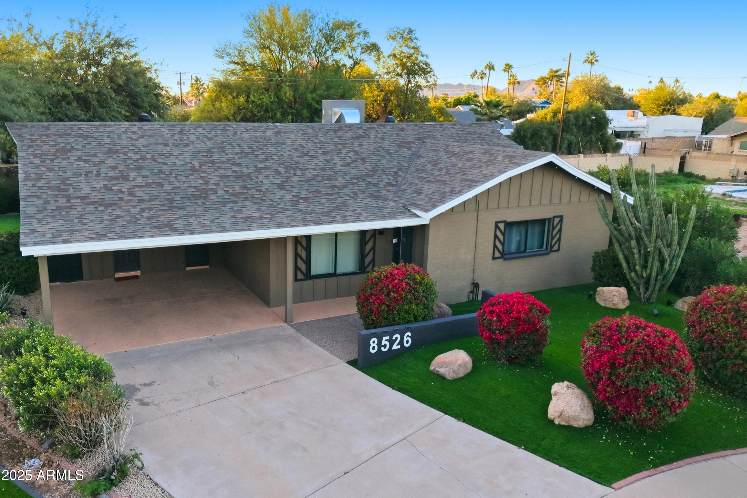 8526 E Whitton Ave — photo 1