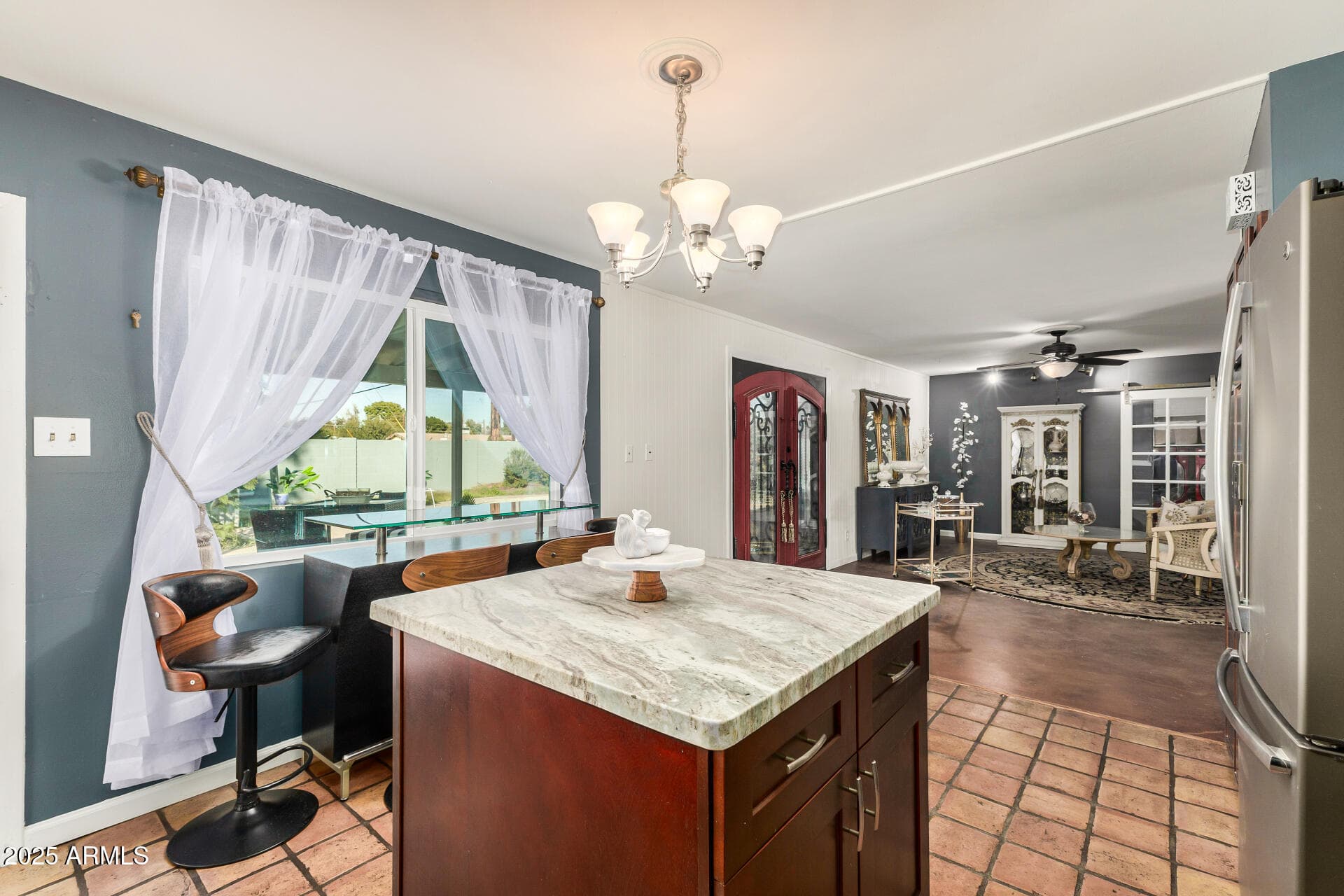 2302 W Berridge Ln — photo 2