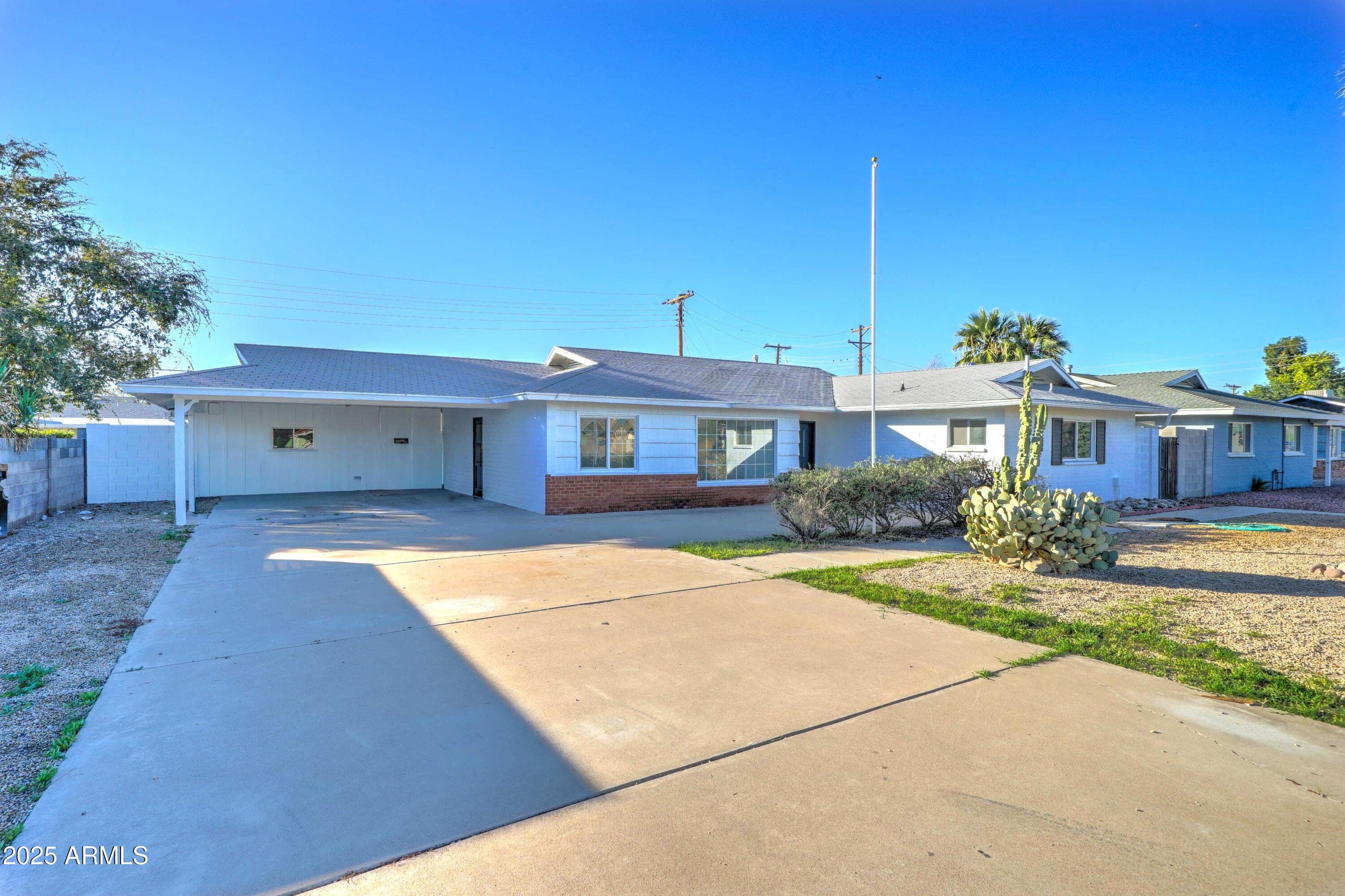 2039 W Northview Ave — photo 1