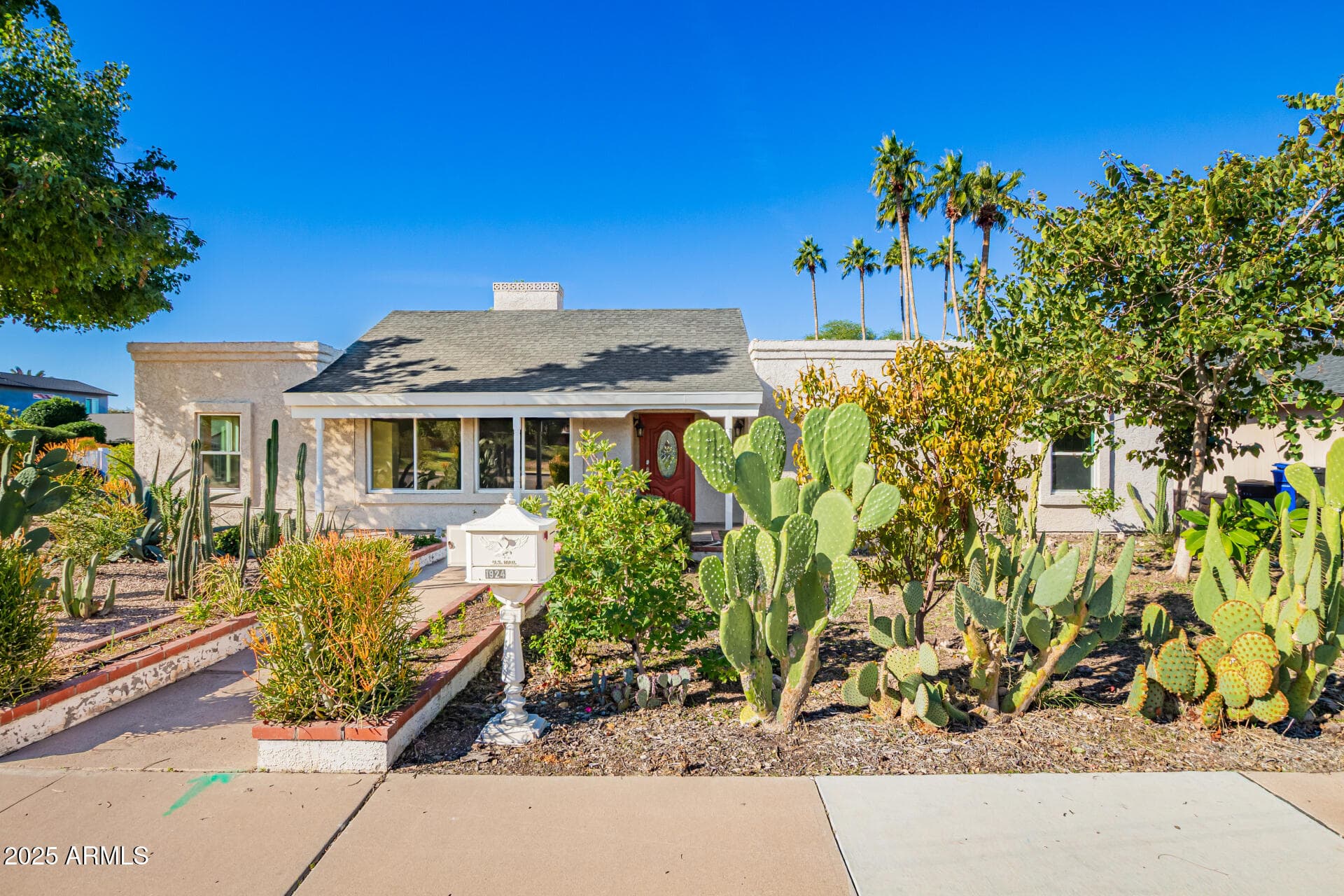 1924 N Harris Dr — photo 1
