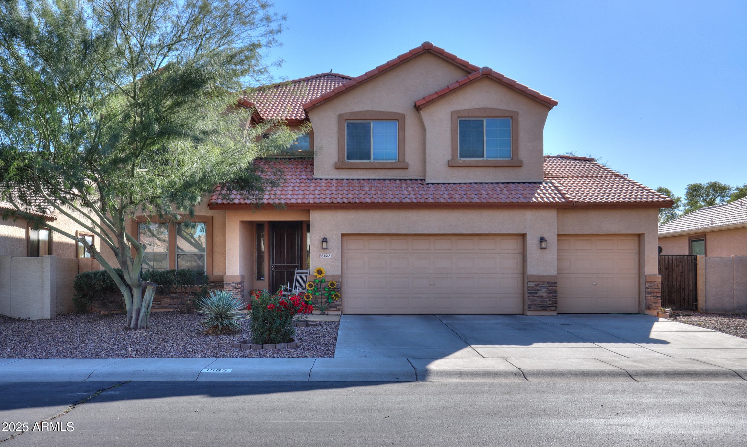 1565 E Prickly Pear Pl — photo 1