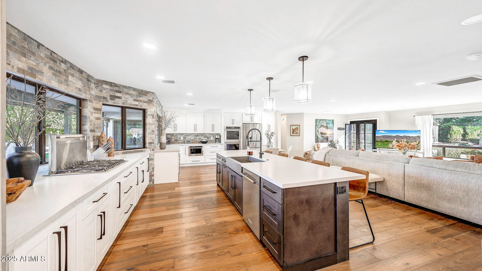 140 E Cercado Ln — photo 1