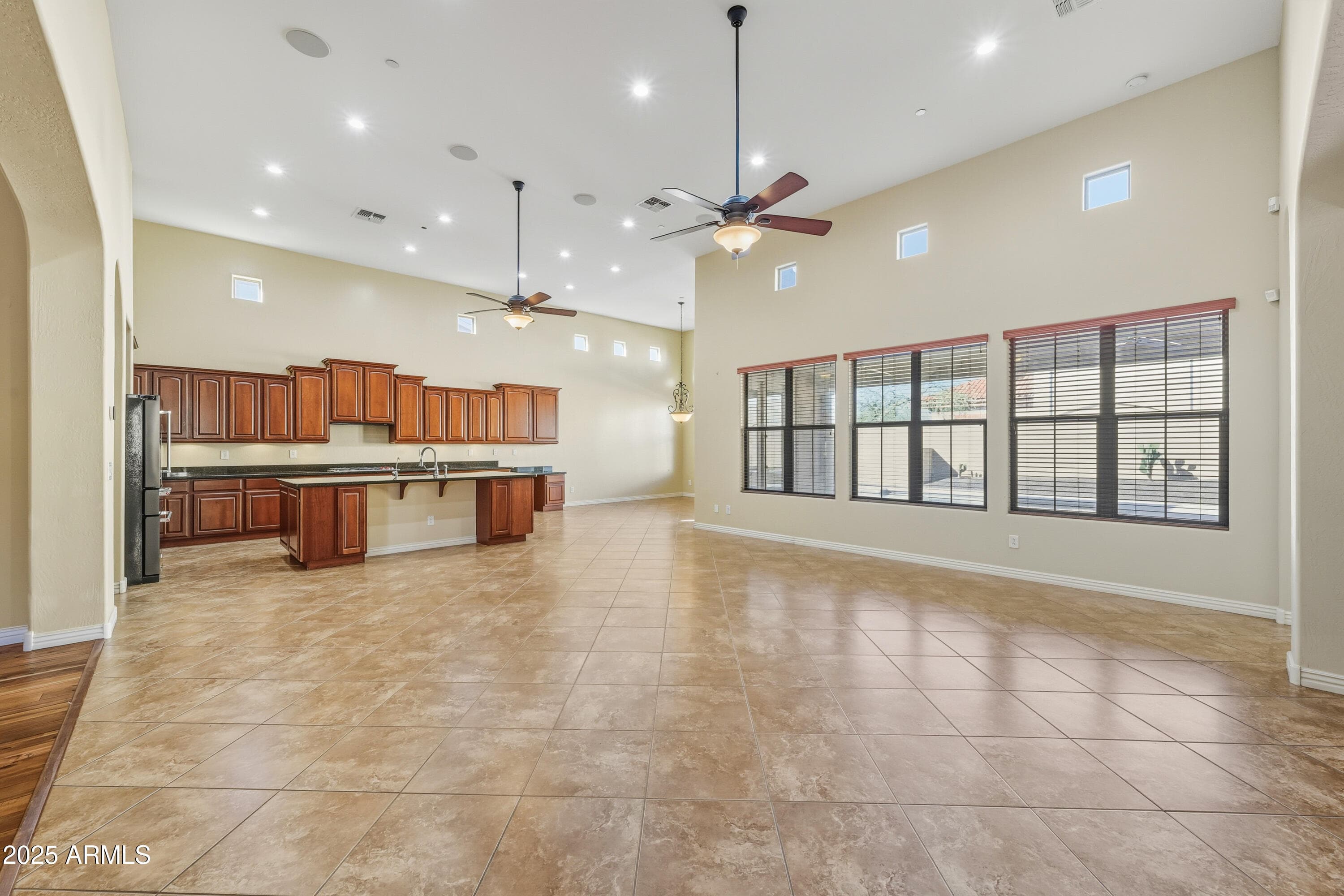 758 E Sunburst Ln — photo 2