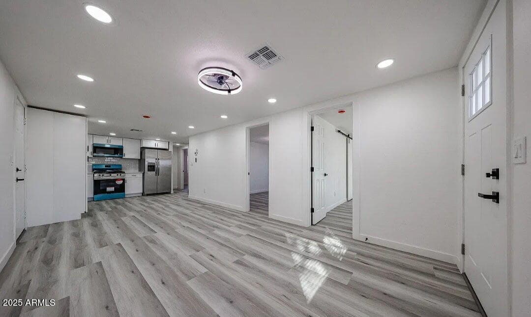 2024 W Hadley St — photo 2