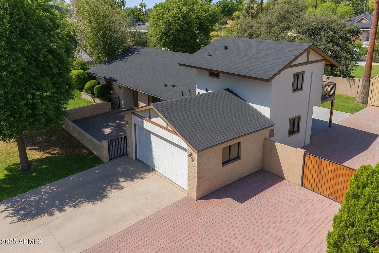 524 W Harmont Dr — photo 1