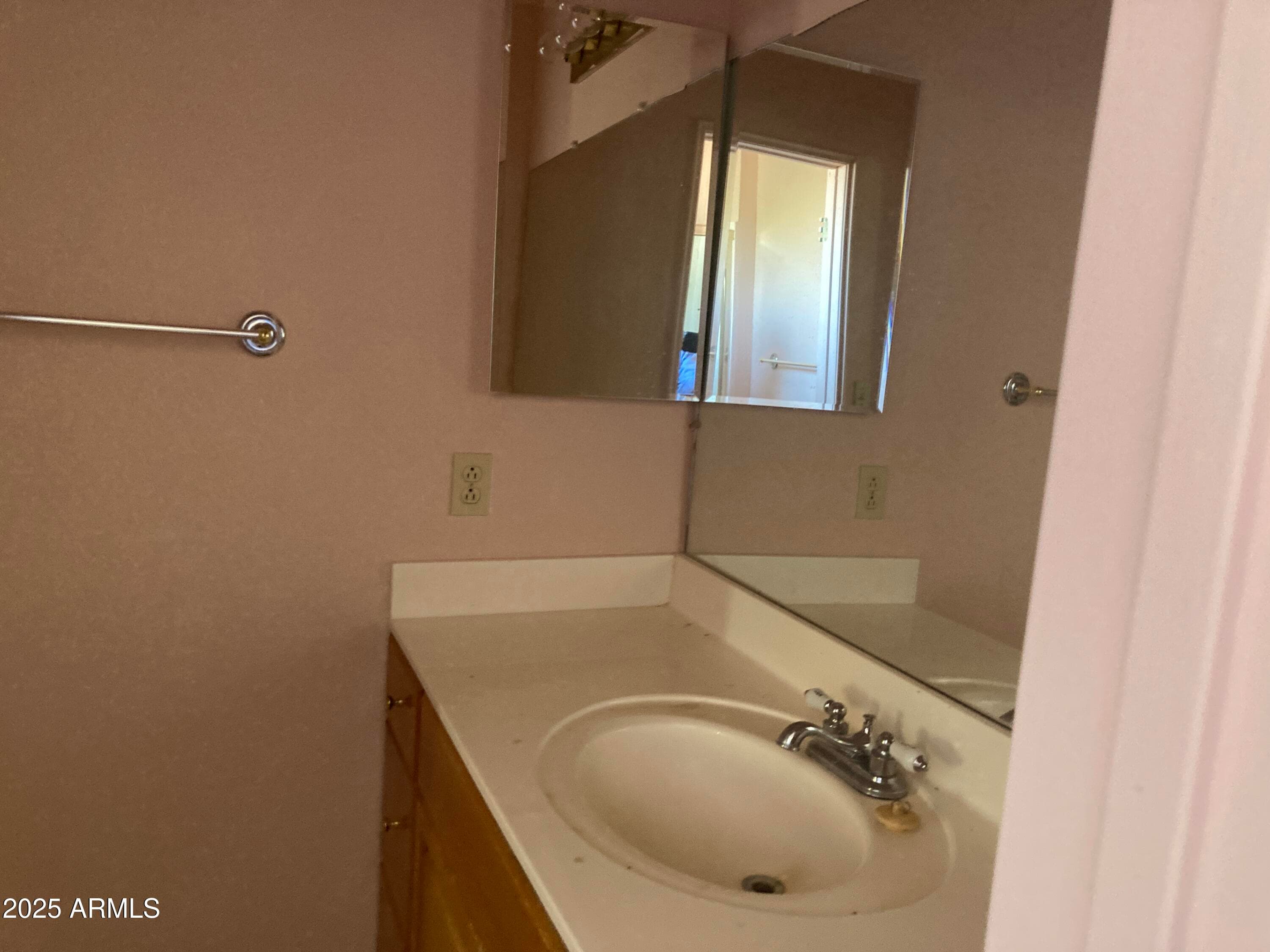 1245 N Thompson Ave — photo 17