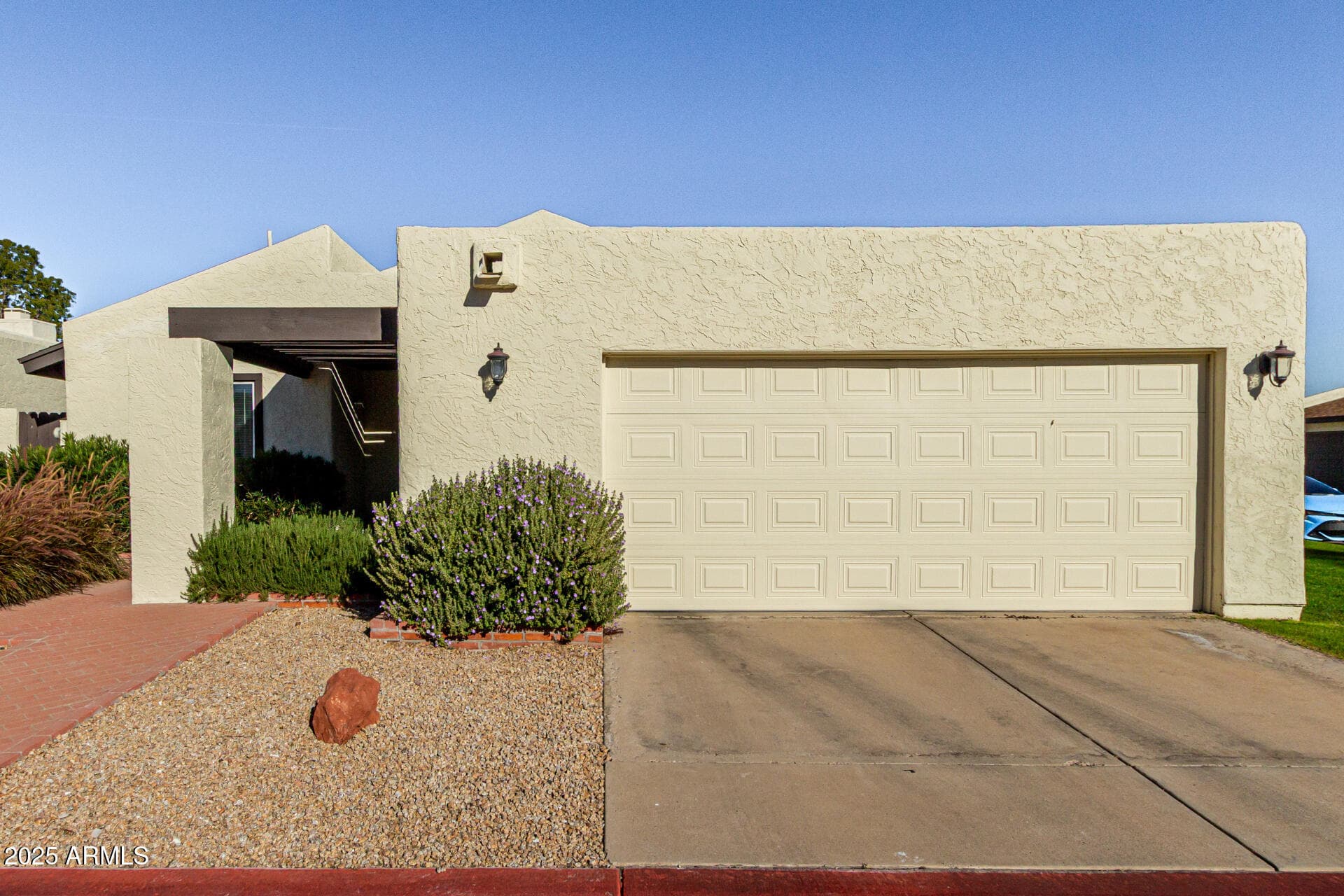 2902 W Altadena Ave — photo 1
