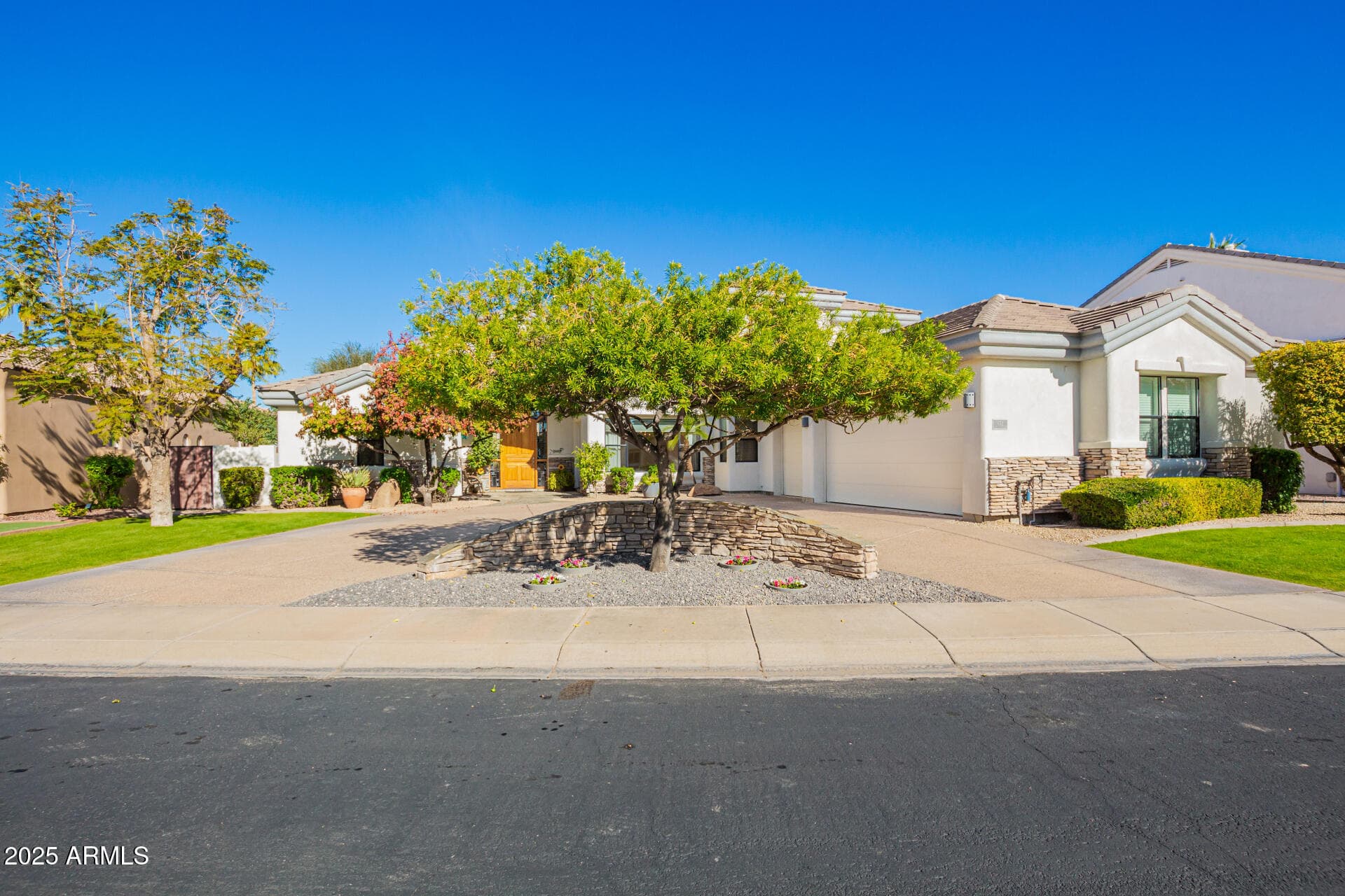 652 W Aster Ct — photo 2