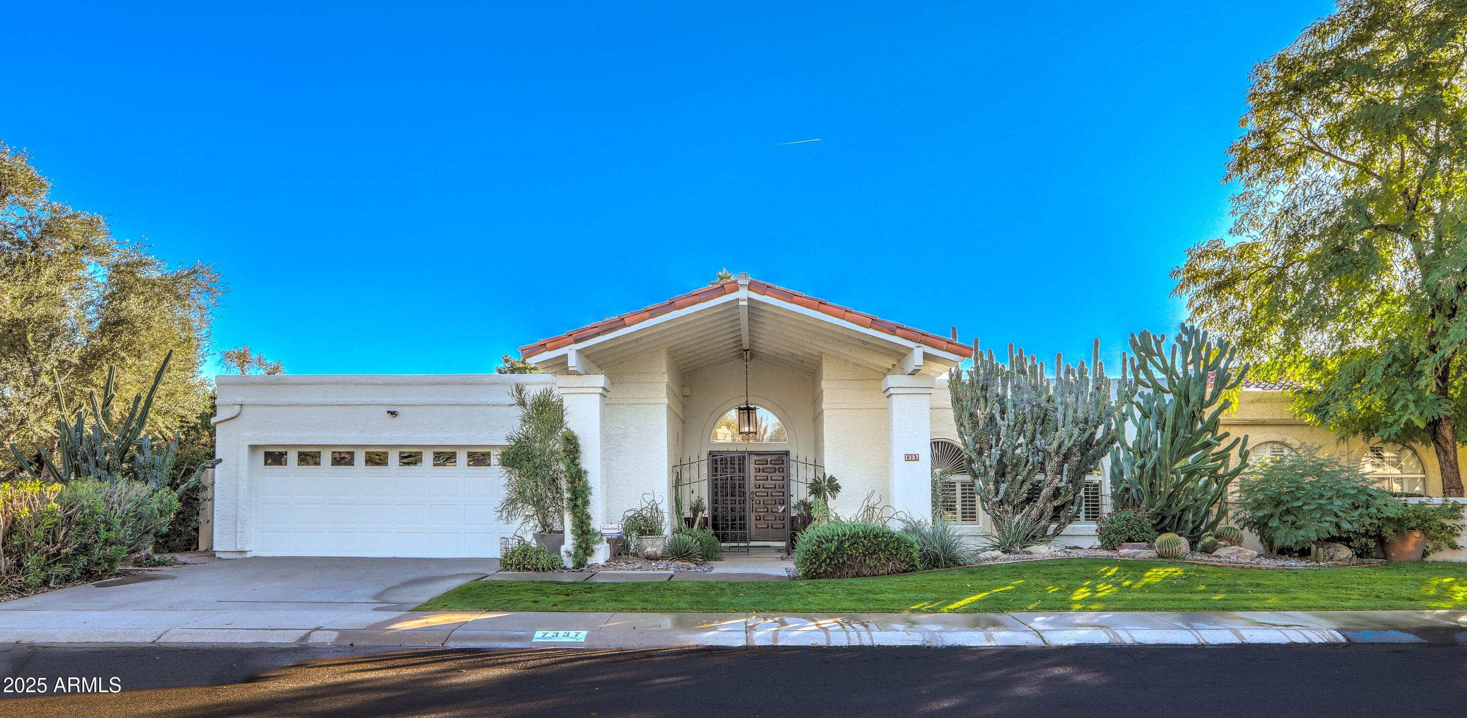 7337 E Echo Ln — photo 1