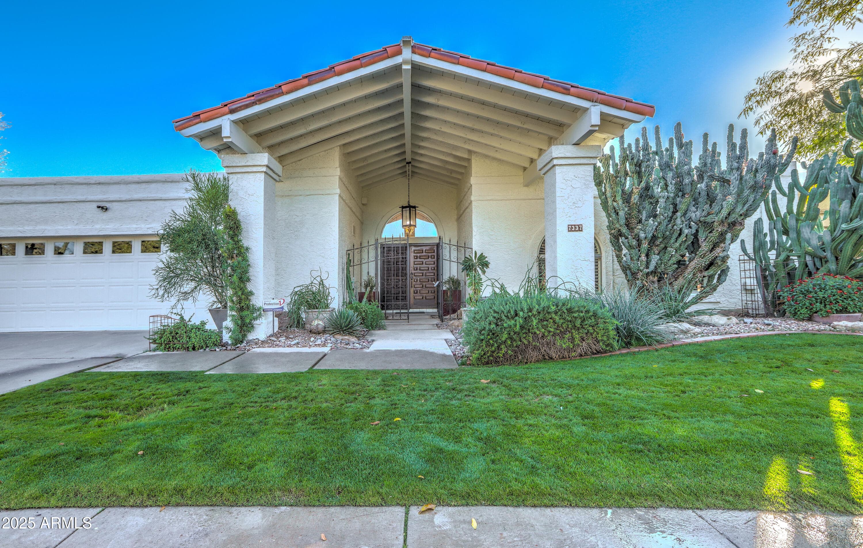 7337 E Echo Ln — photo 2