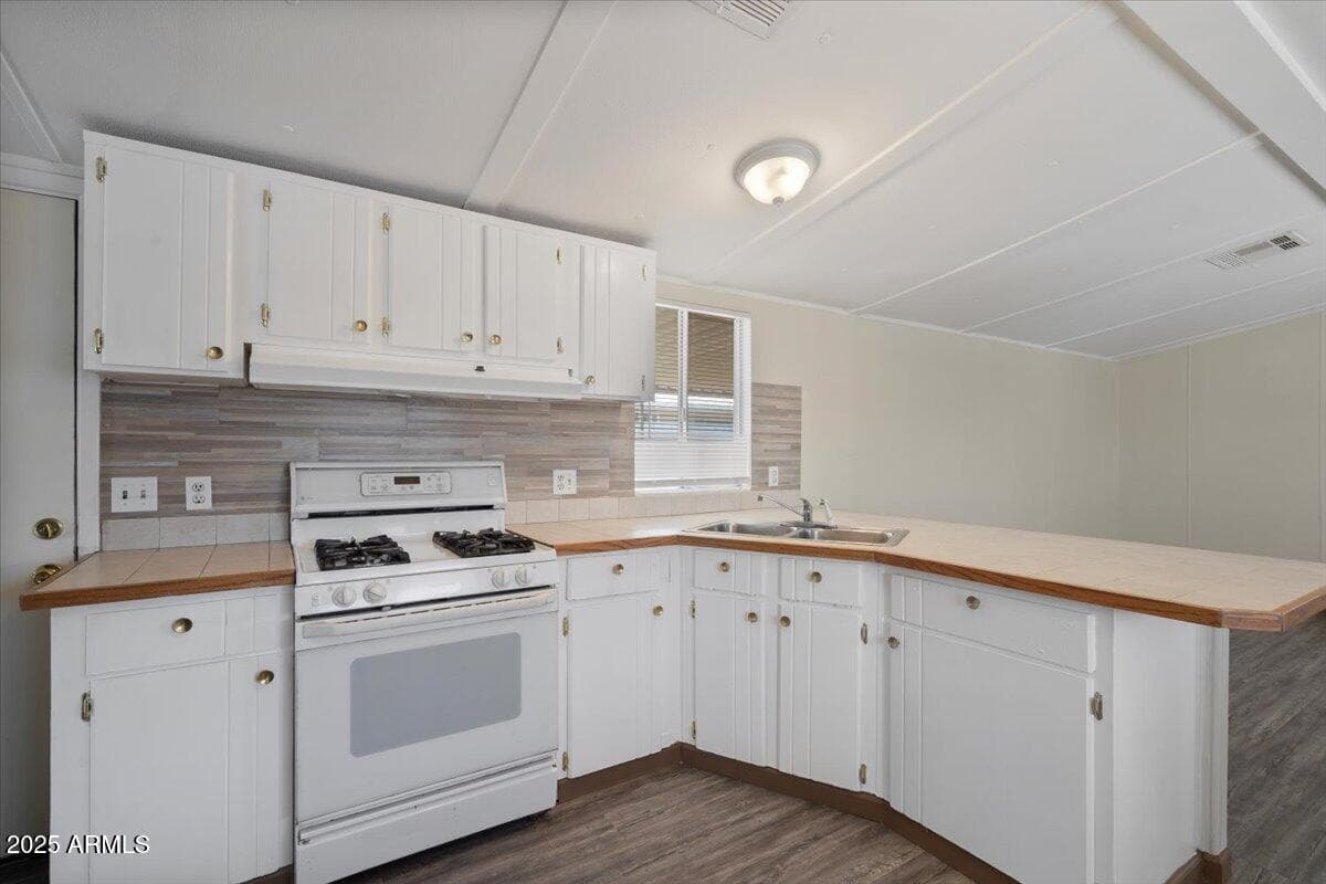 2121 N Center St 19 — photo 2