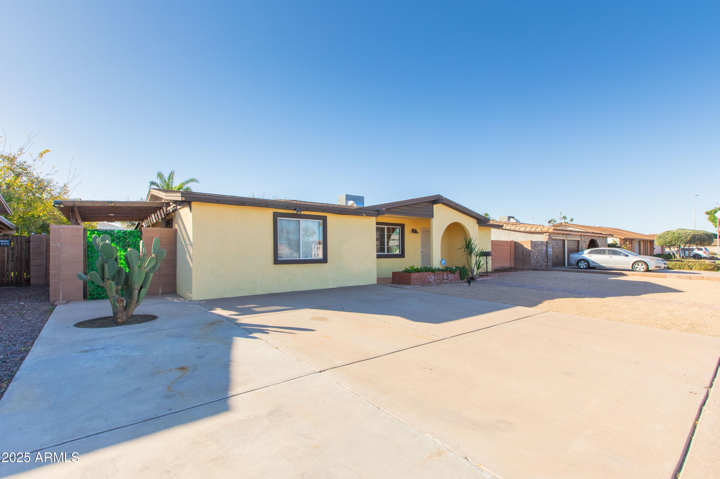 1813 E Ellis Dr — photo 1