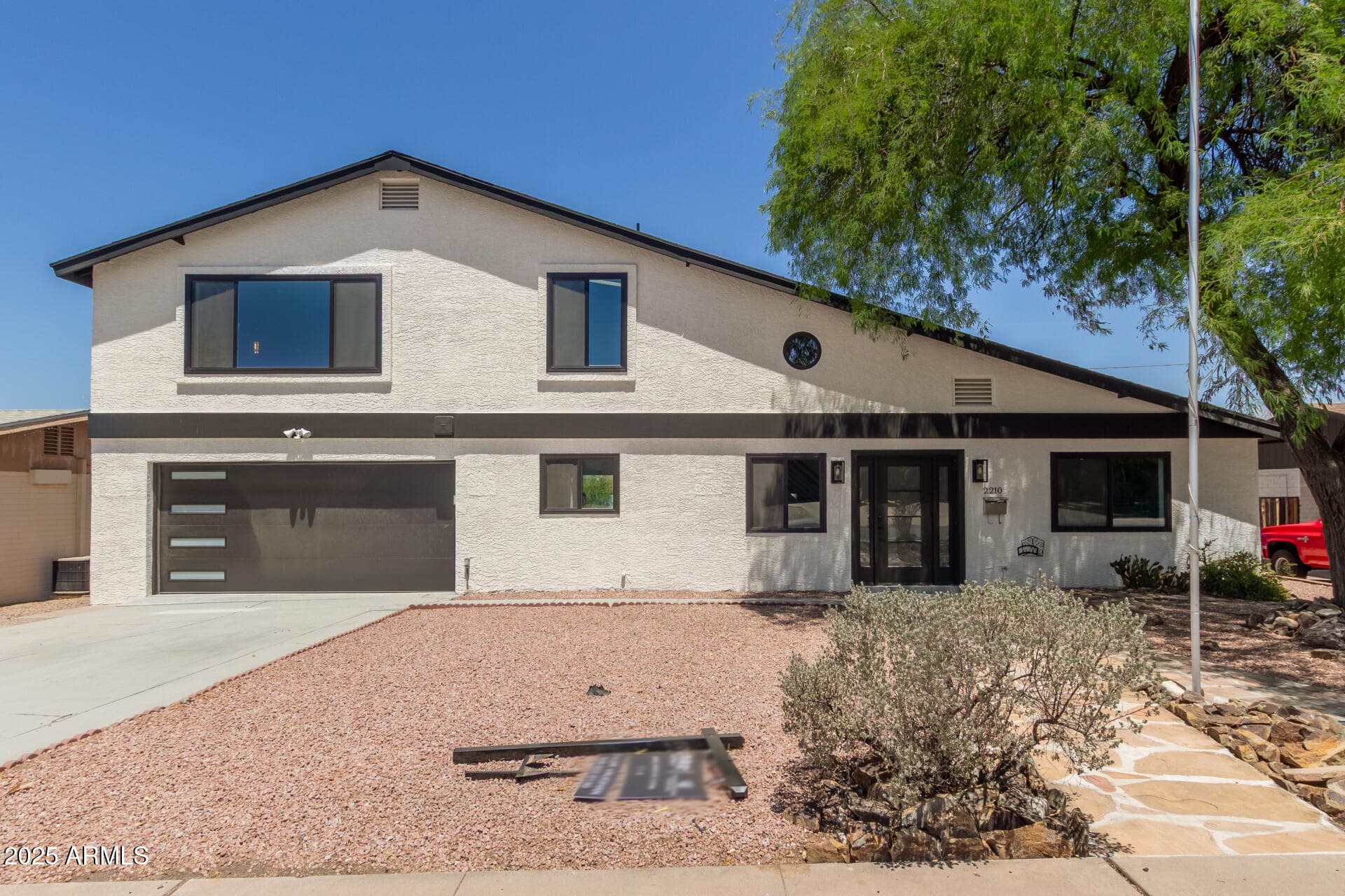 2210 E Everett Dr — photo 1