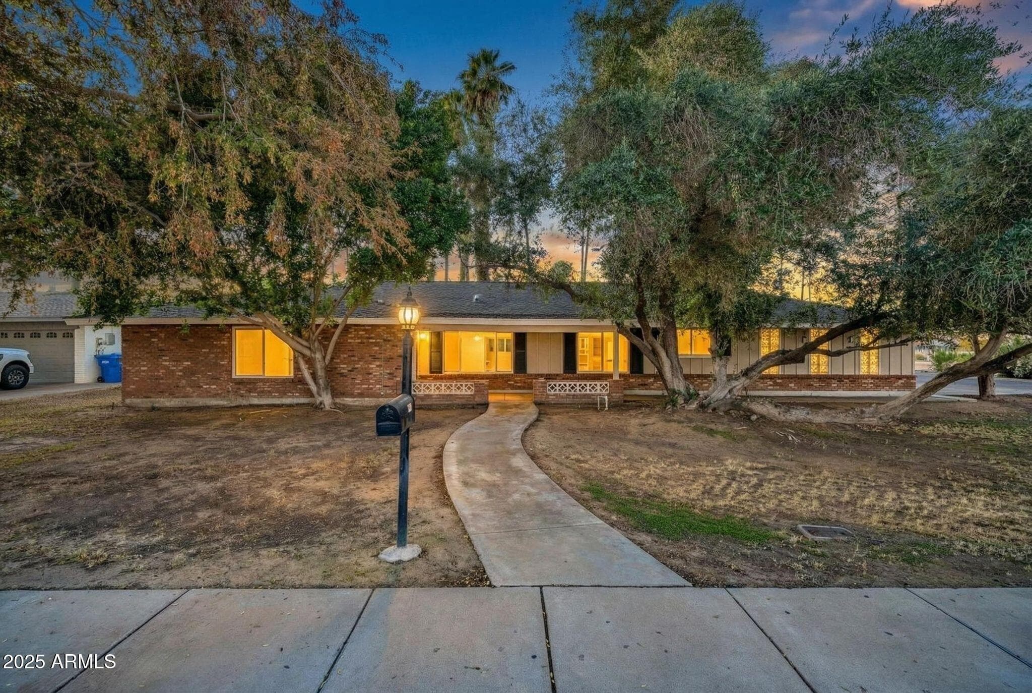 641 W Linger Ln — photo 1