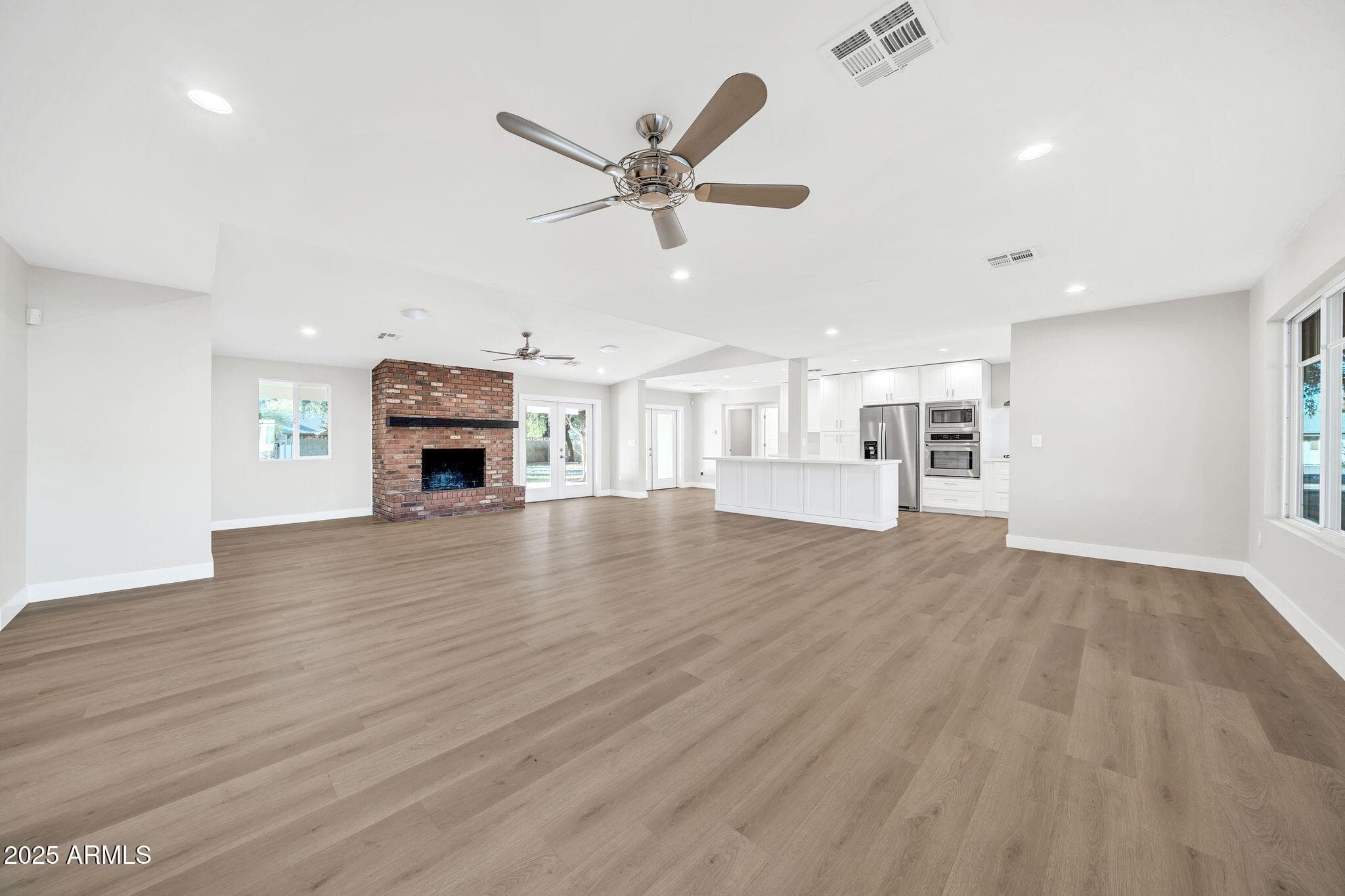 641 W Linger Ln — photo 2