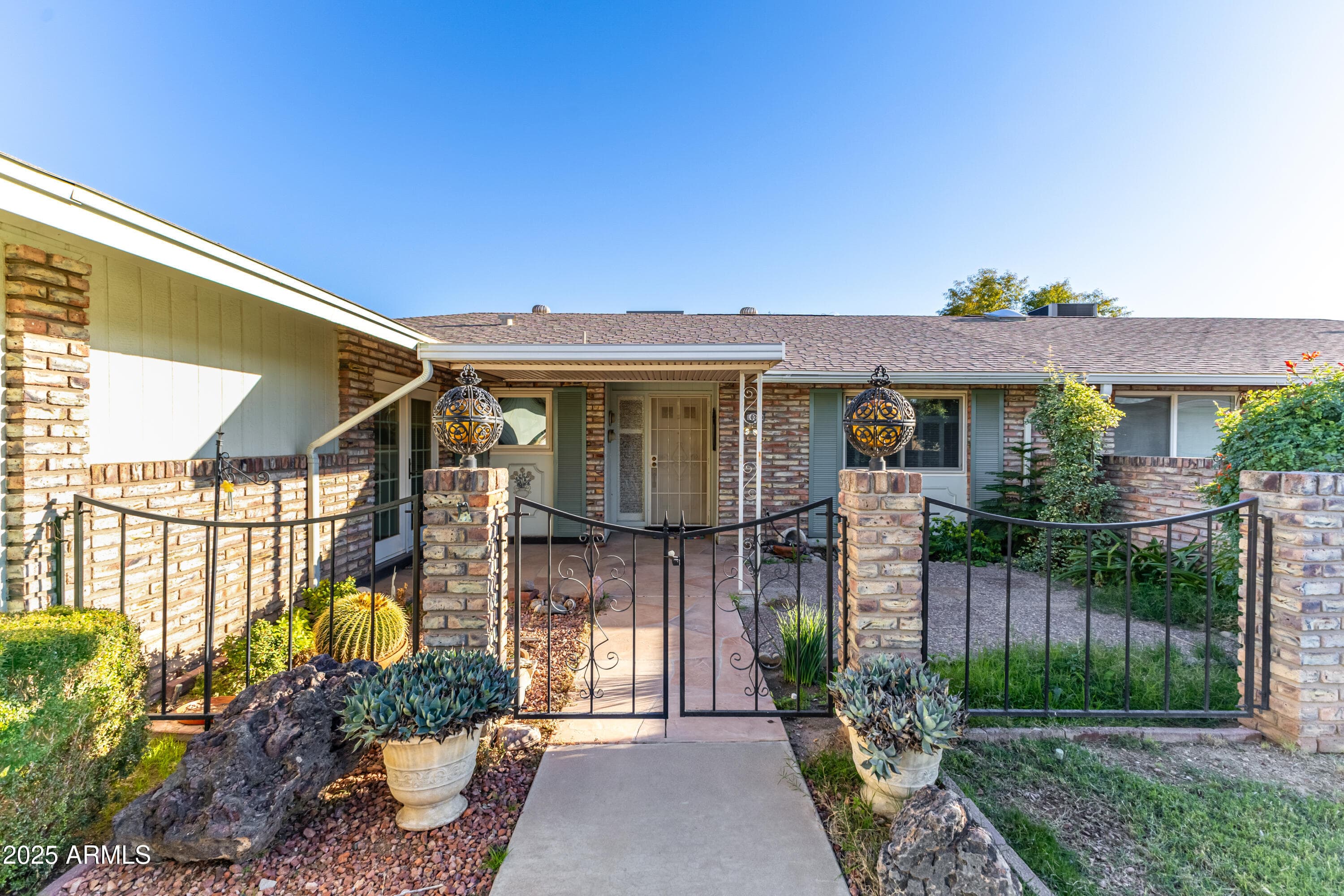 10209 W MOUNTAIN VIEW RD - Photo 1