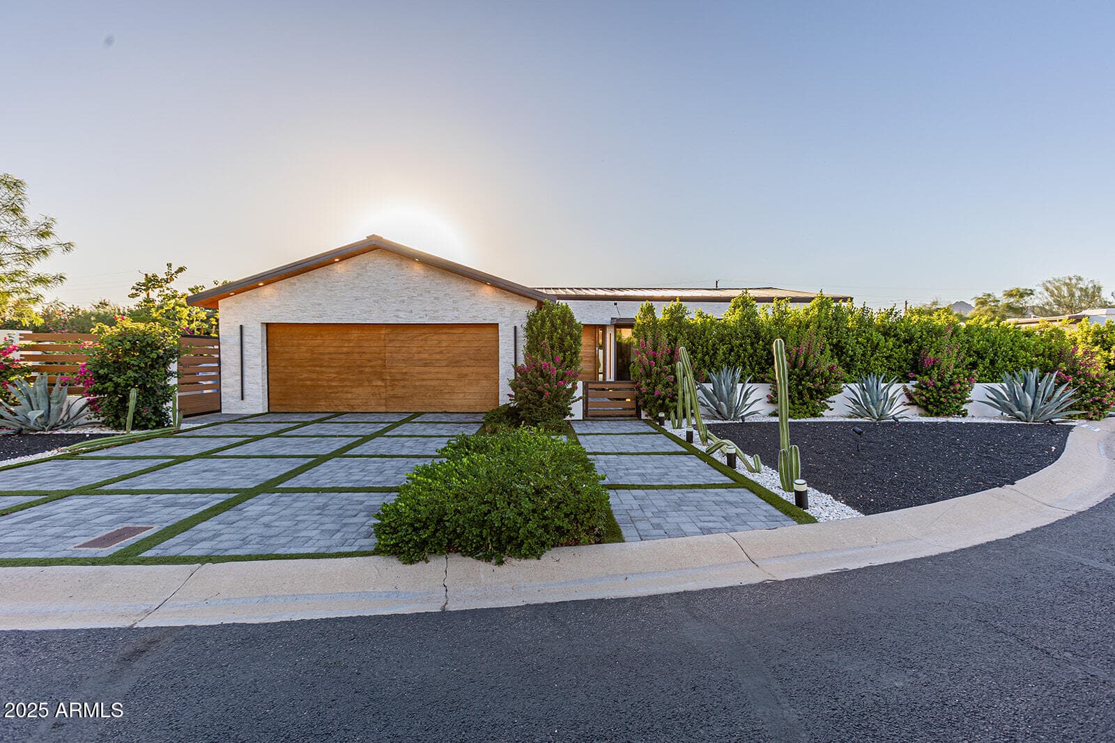 5812 N 44th Pl — photo 1