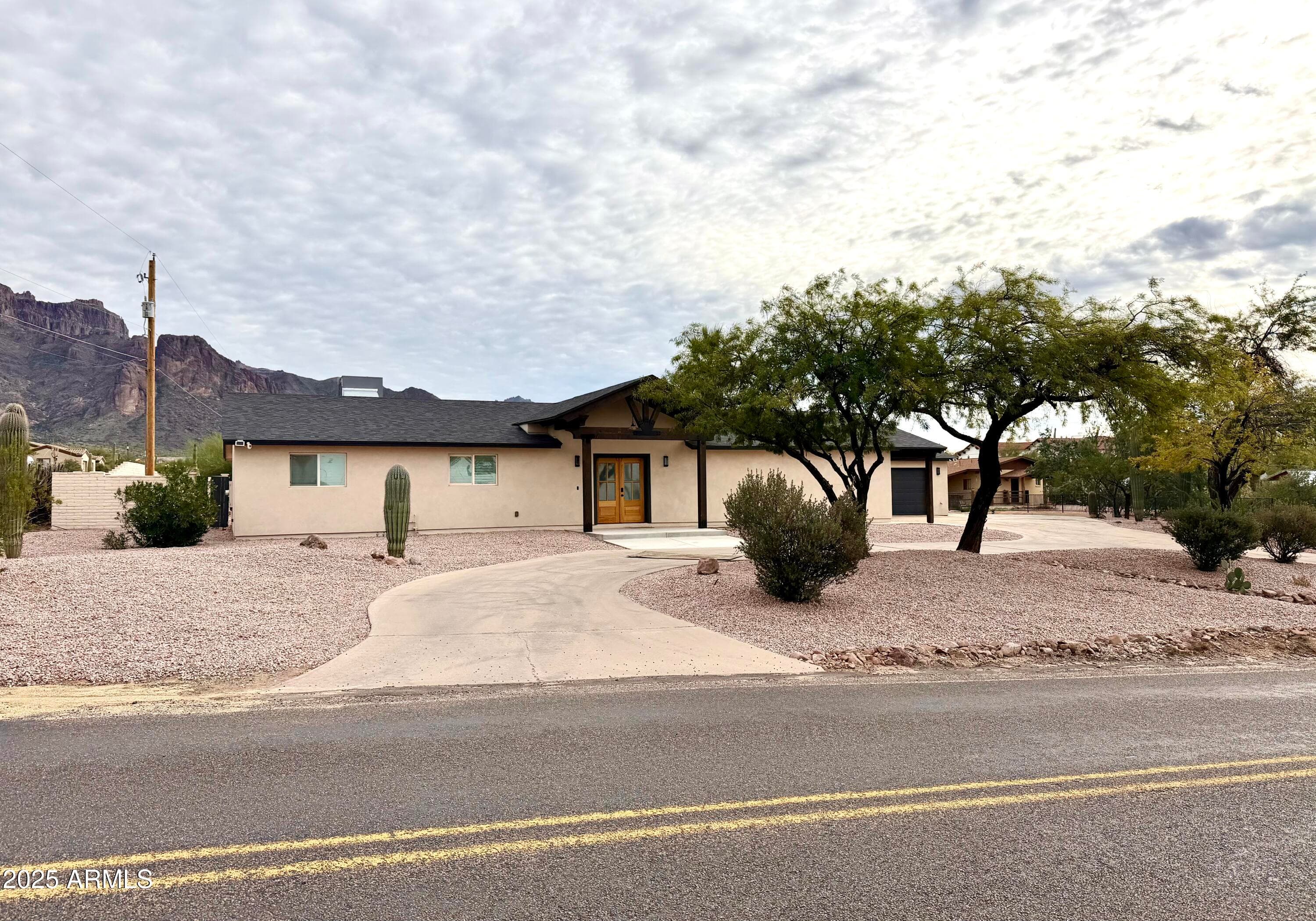 1165 N MOUNTAIN VIEW RD - Photo 1