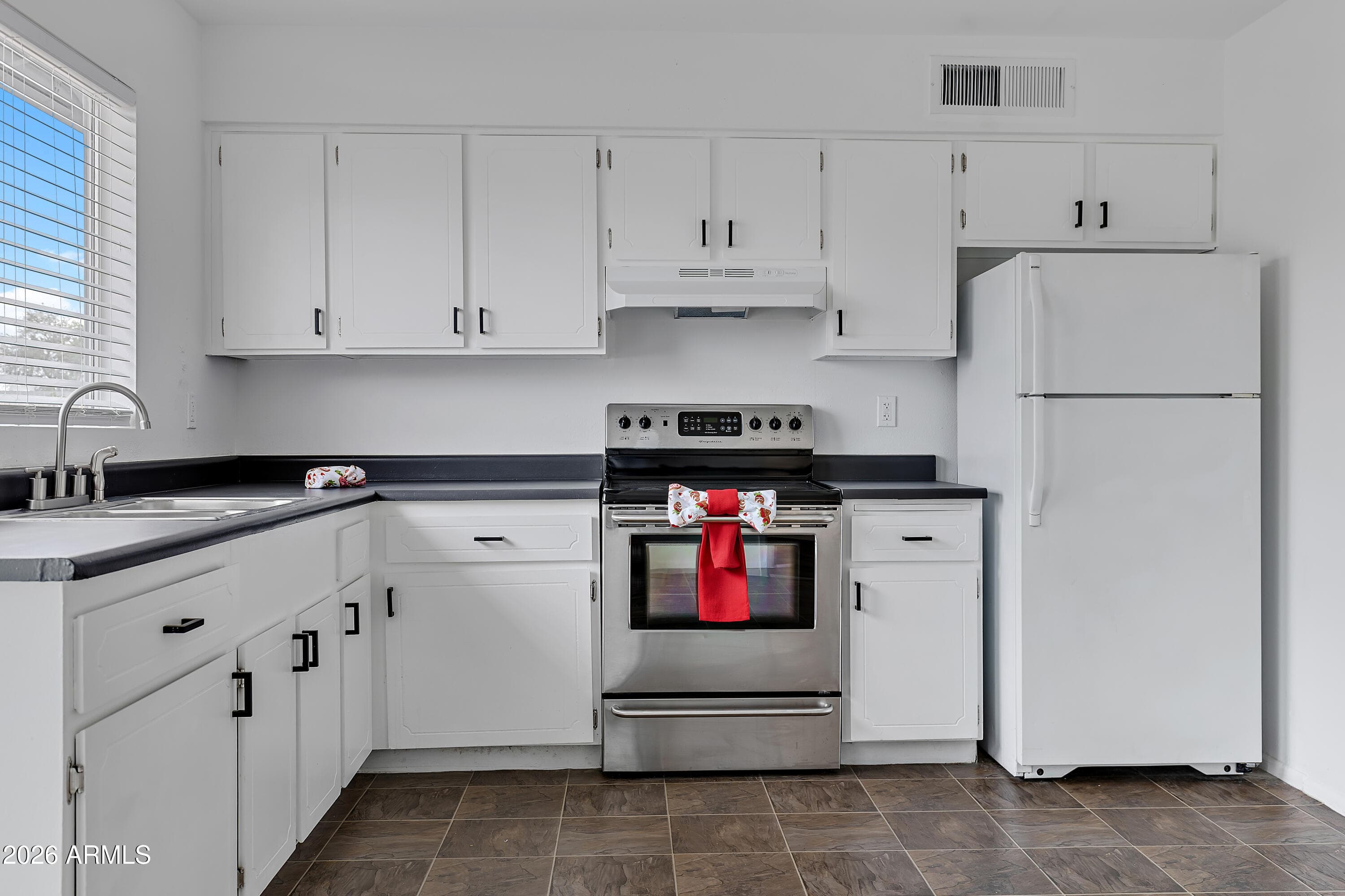 1118 W Tulane Dr — photo 2