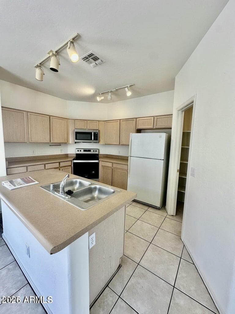 1061 E Susan Ln — photo 2