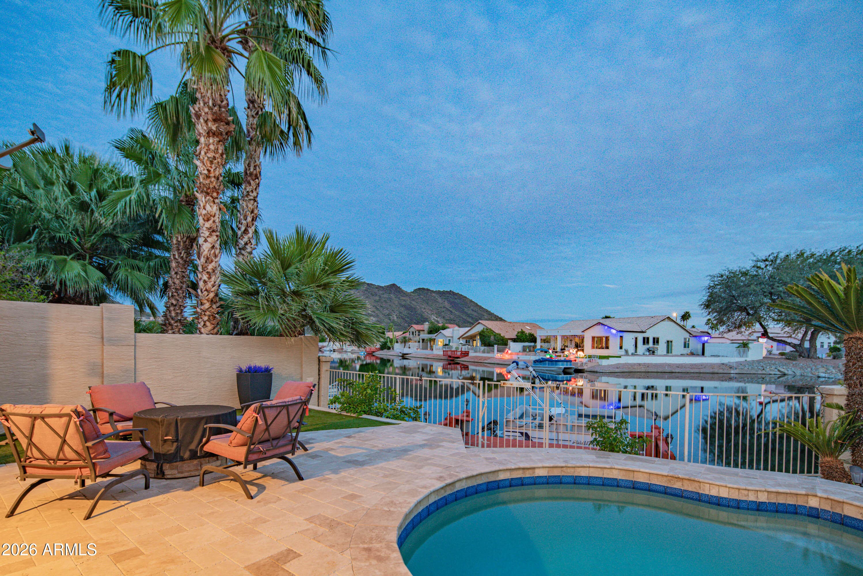 5663 W Abraham Ln — photo 2