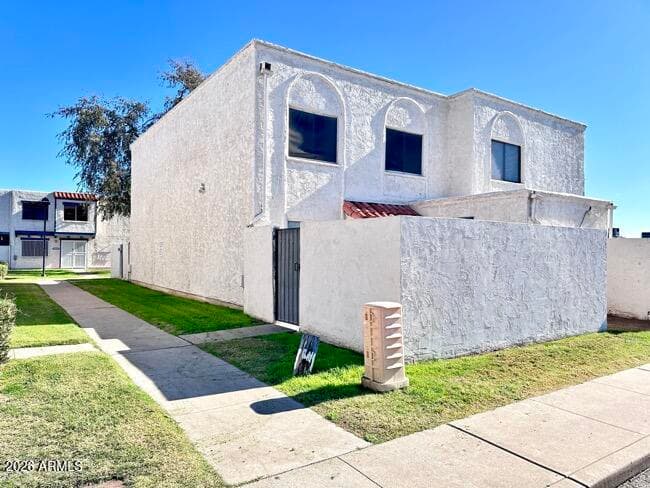 5205 N 42nd Parkway — photo 1
