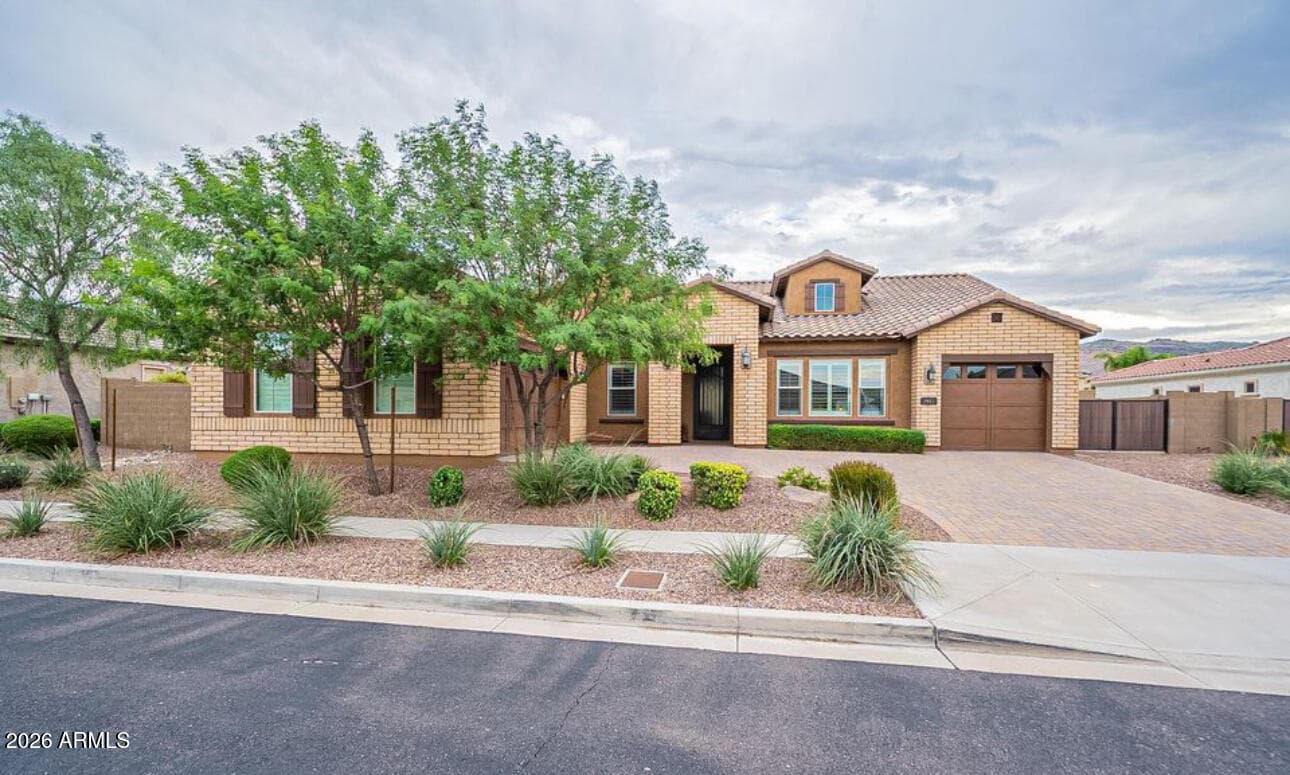 2915 E Constance Way — photo 2