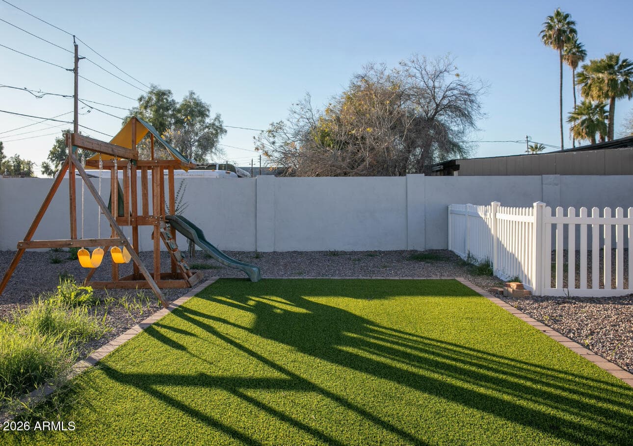 2205 W Cambridge Ave — photo 13
