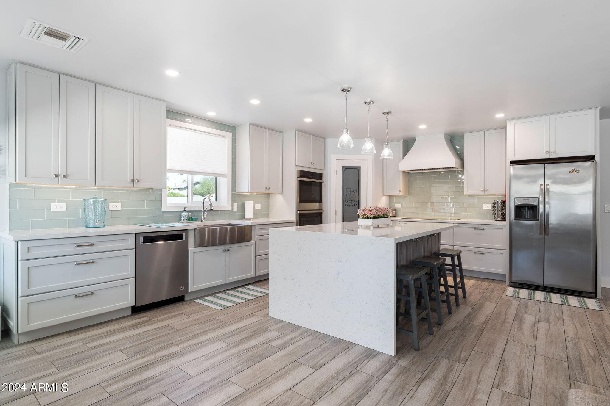 4525 E Paradise Ln — photo 2