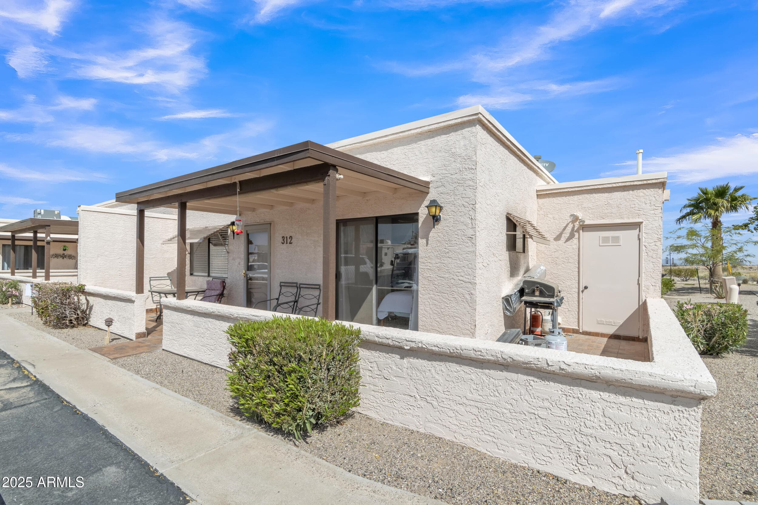312 E Lancaster Ct — photo 1