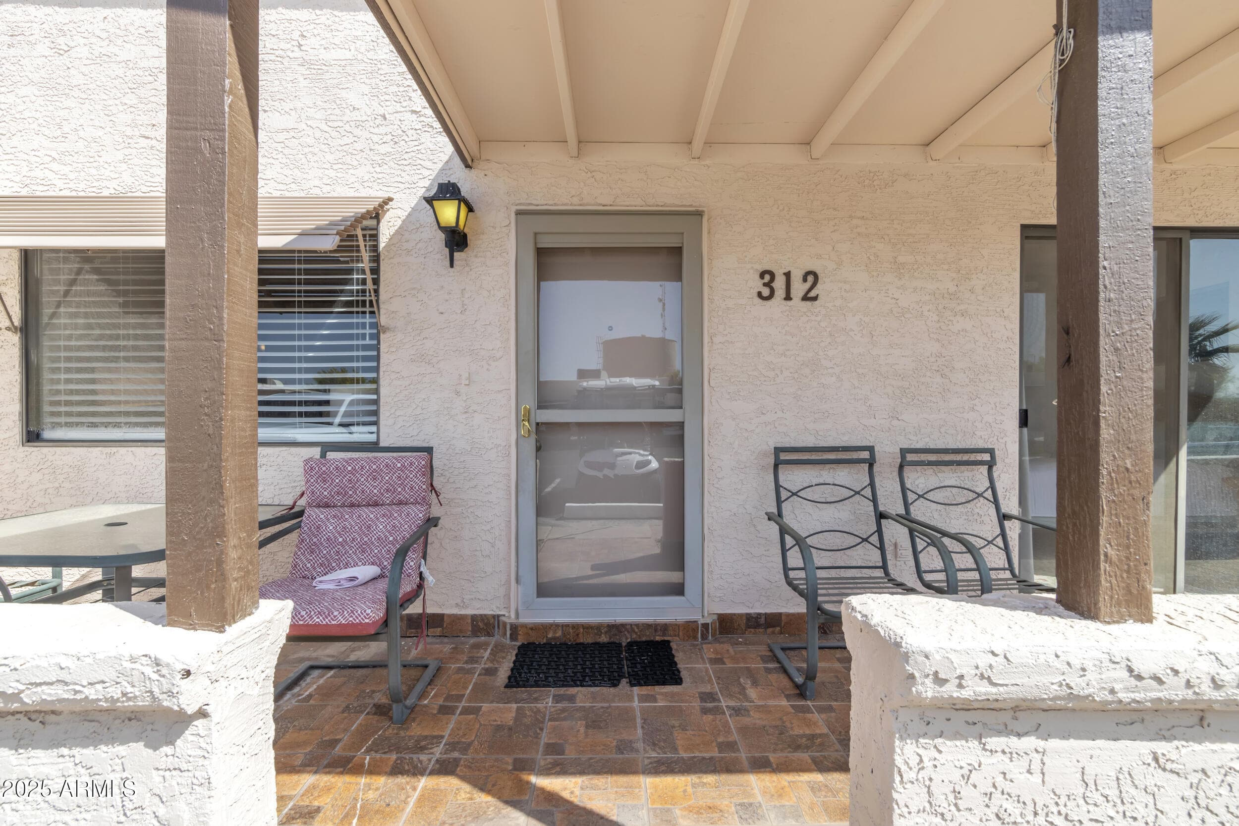 312 E Lancaster Ct — photo 2
