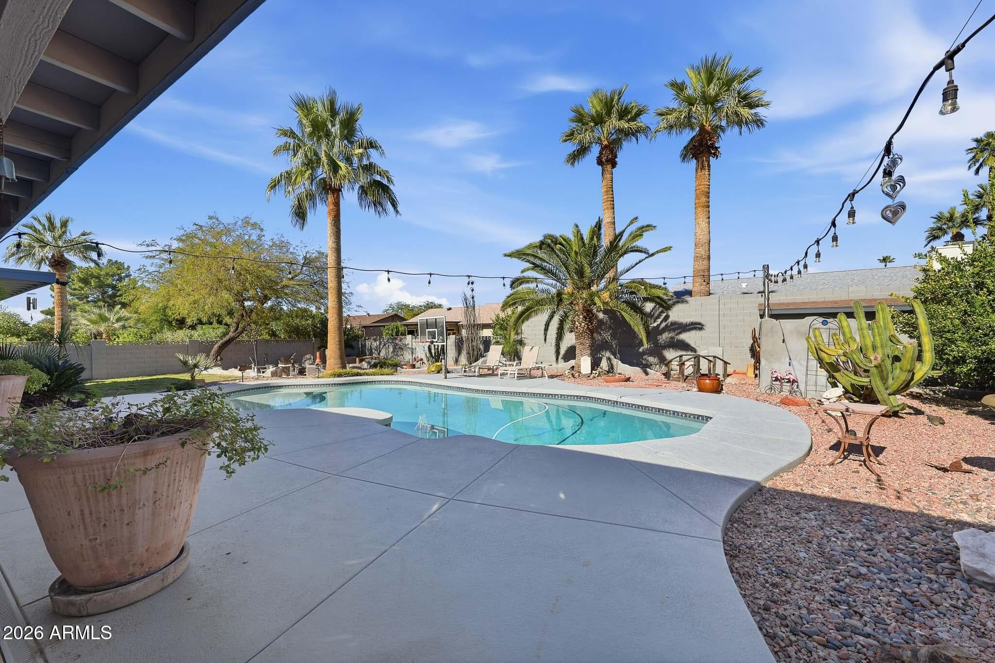 612 E Brook Hollow Dr — photo 1