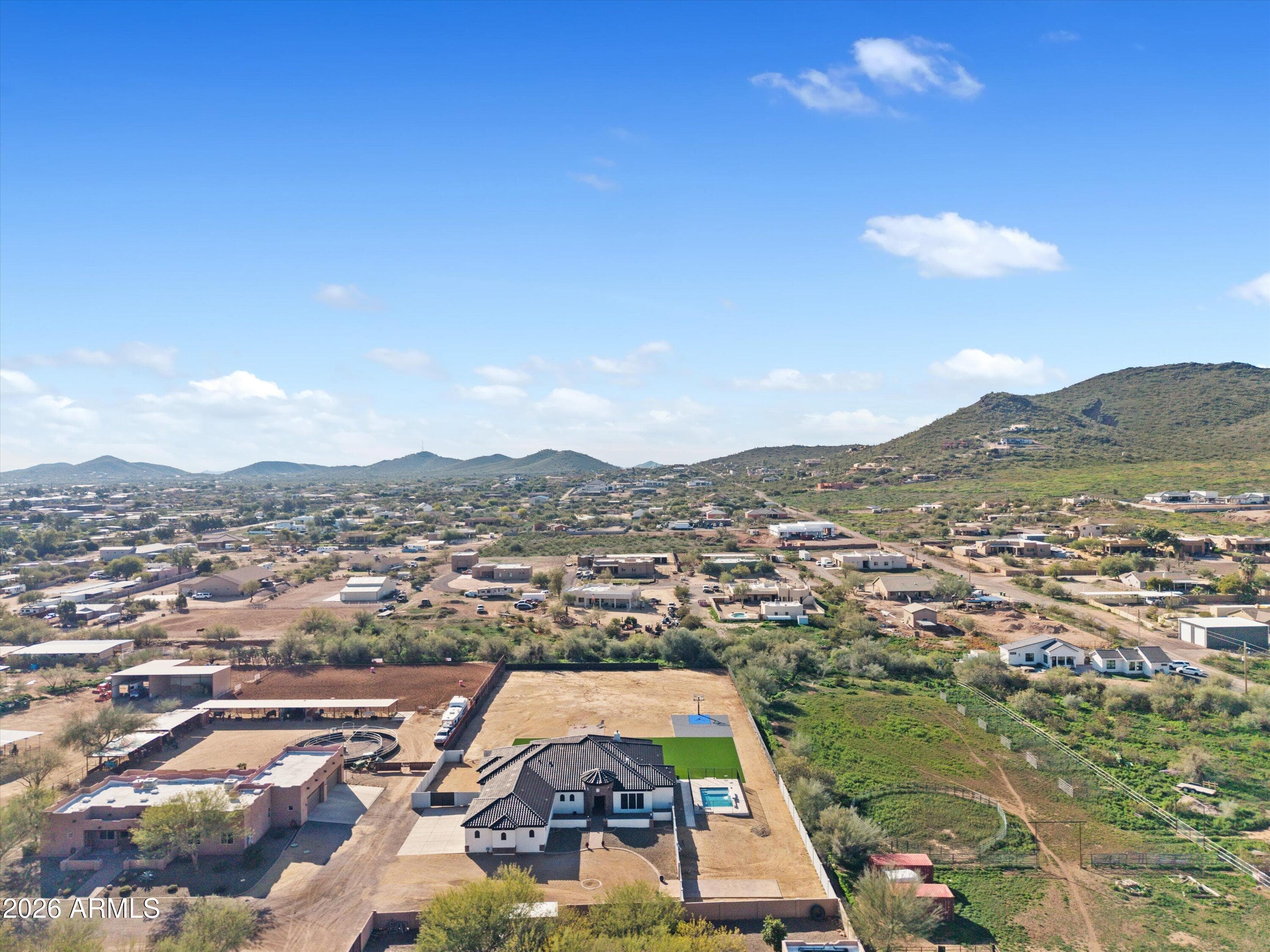 1617 W Maddock Rd — photo 1