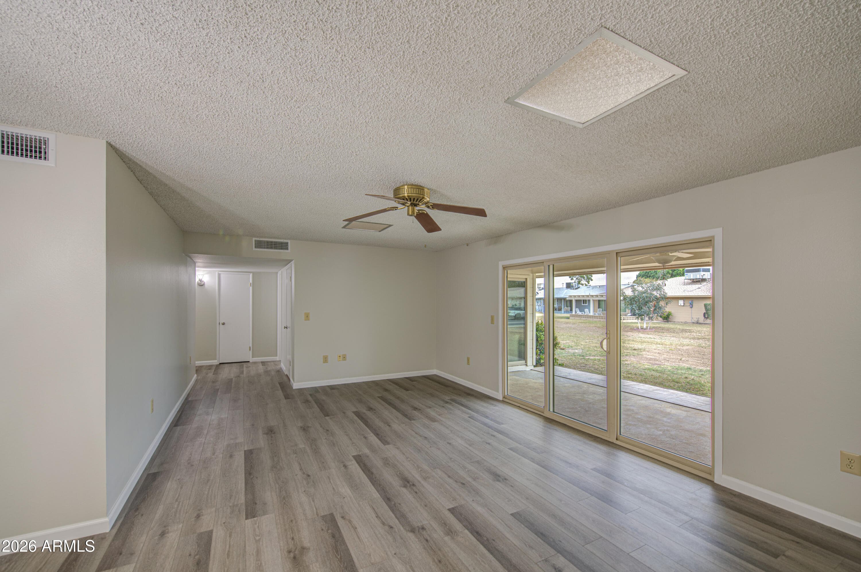 9915 W NEWPORT DR - Photo 3