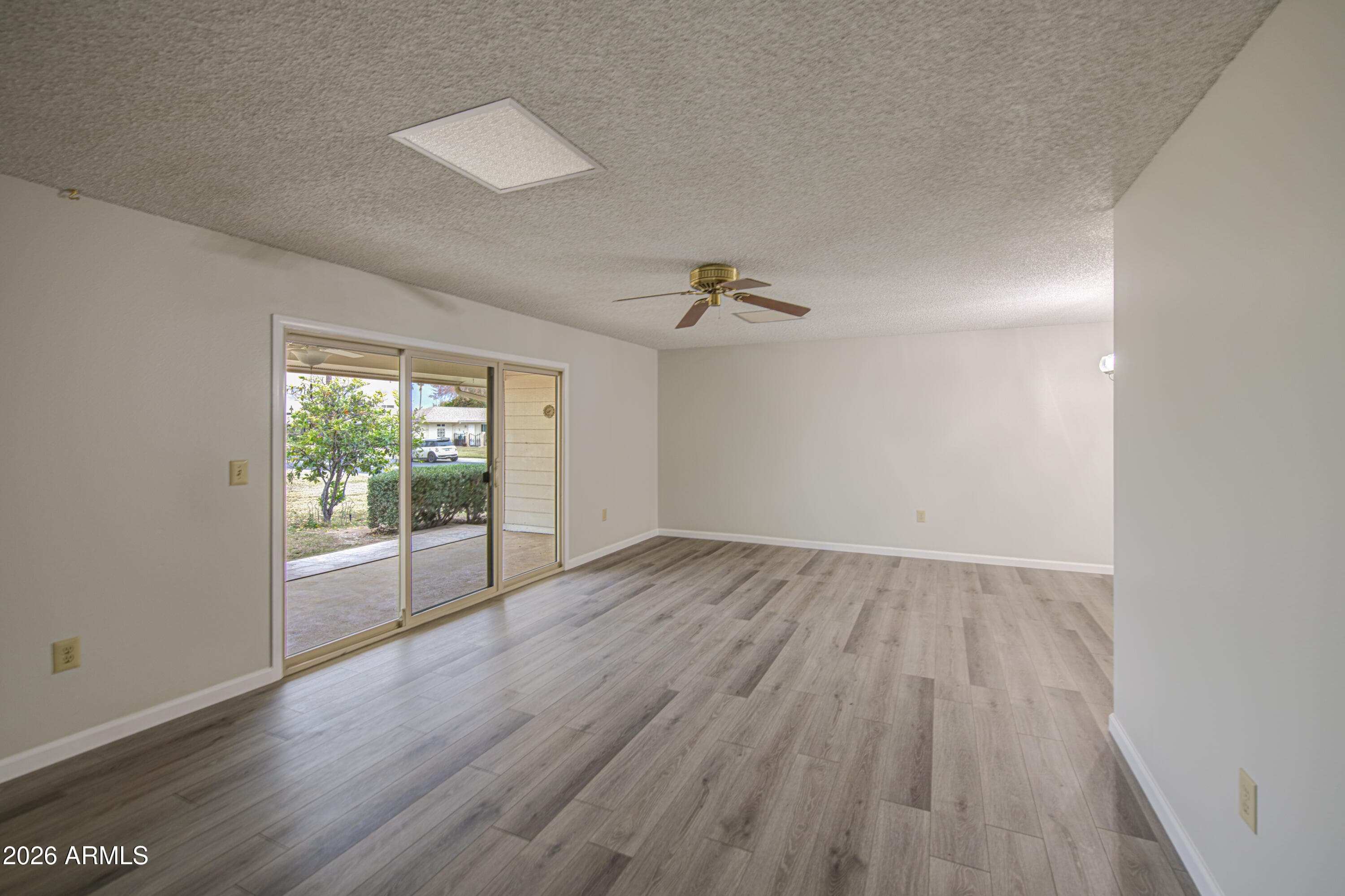 9915 W NEWPORT DR - Photo 4