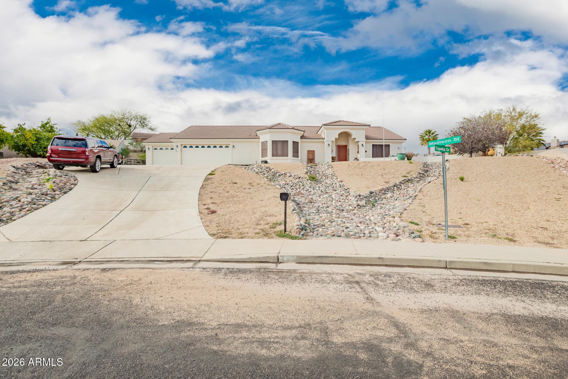 560 W TOPEKA DR - Photo 1