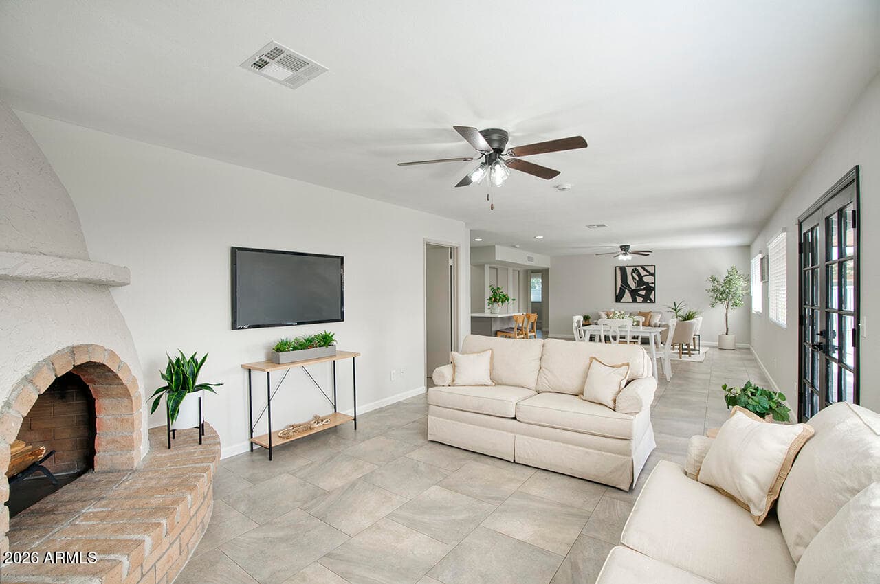 4511 W Sandra Terrace — photo 2