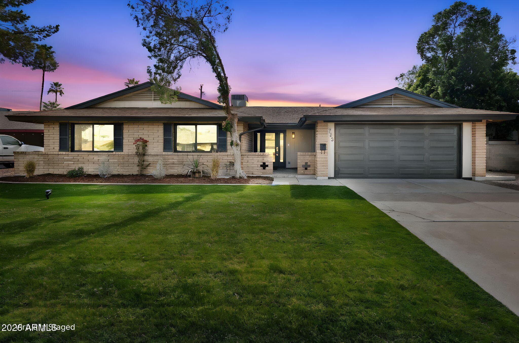 735 E Manhatton Dr — photo 1