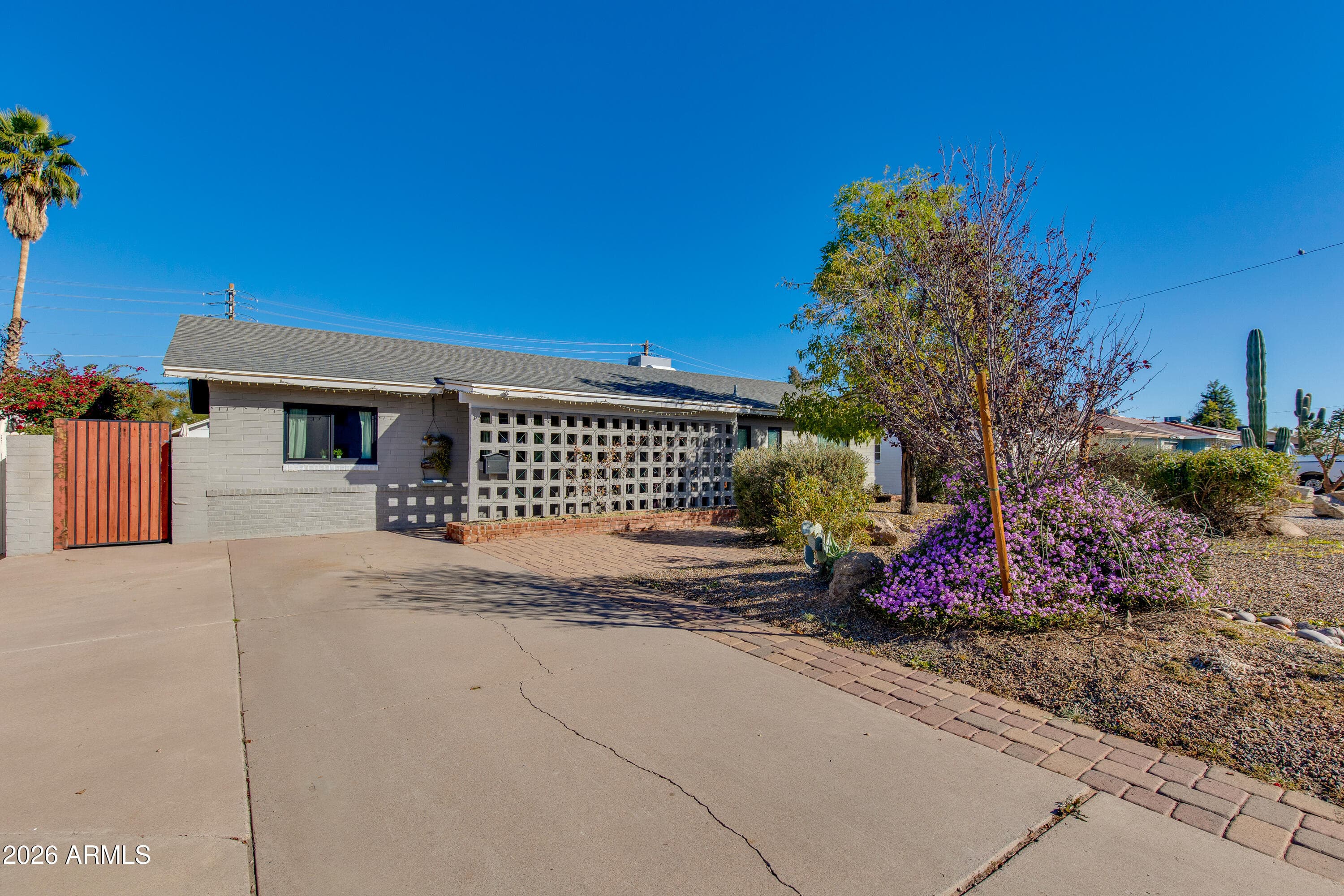 4214 E Palm Ln Ln — photo 2