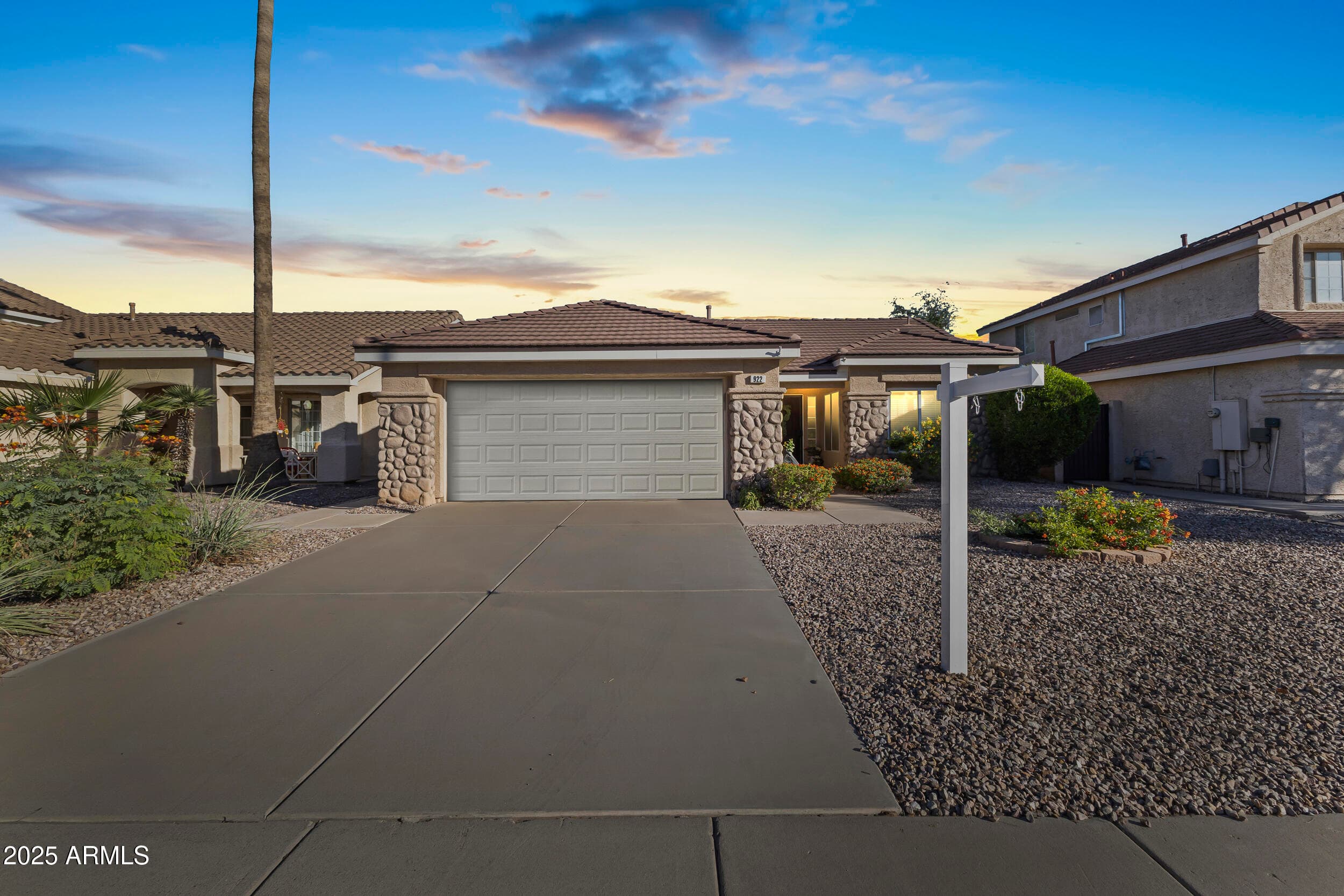 922 W Hudson Way — photo 1