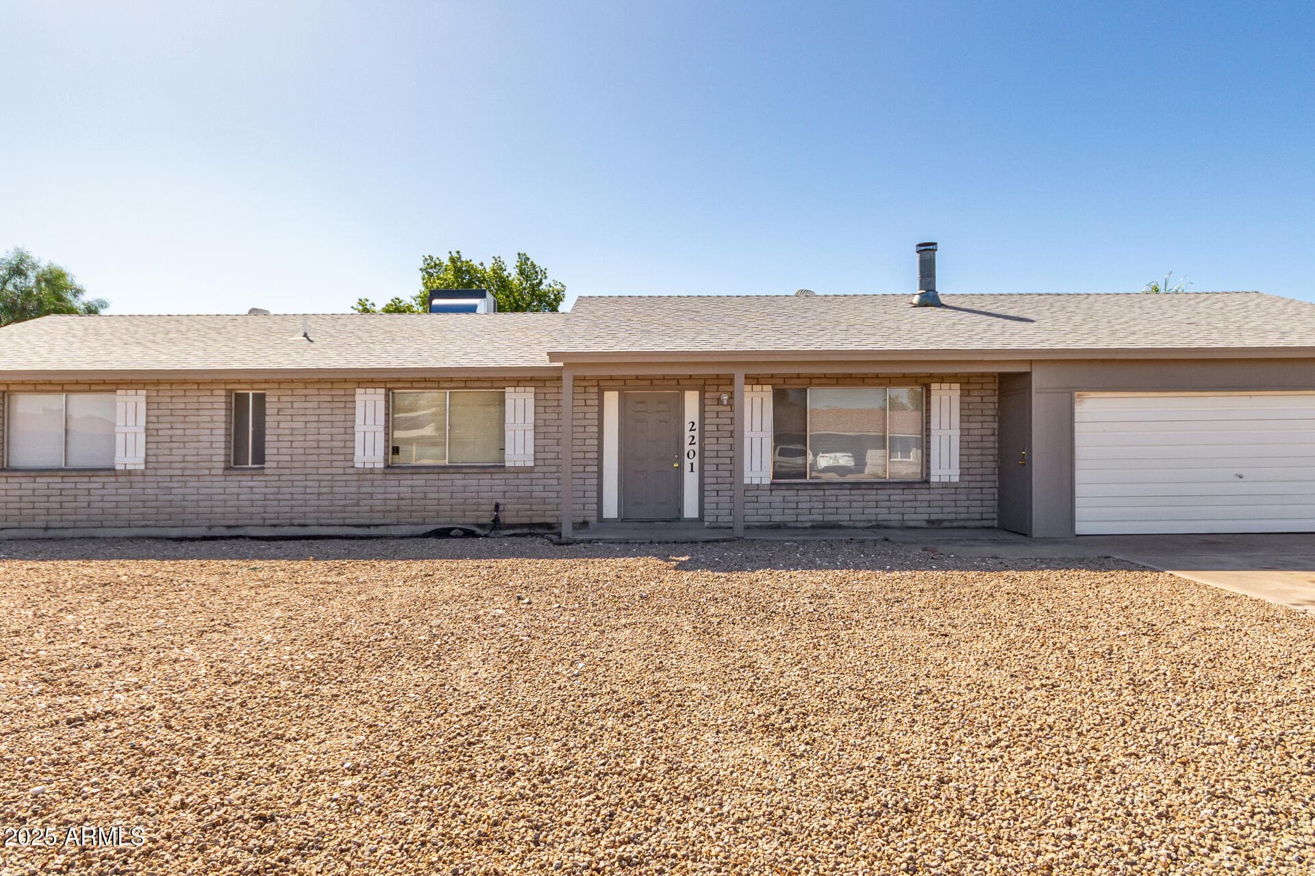 2201 W Topeka Dr — photo 2