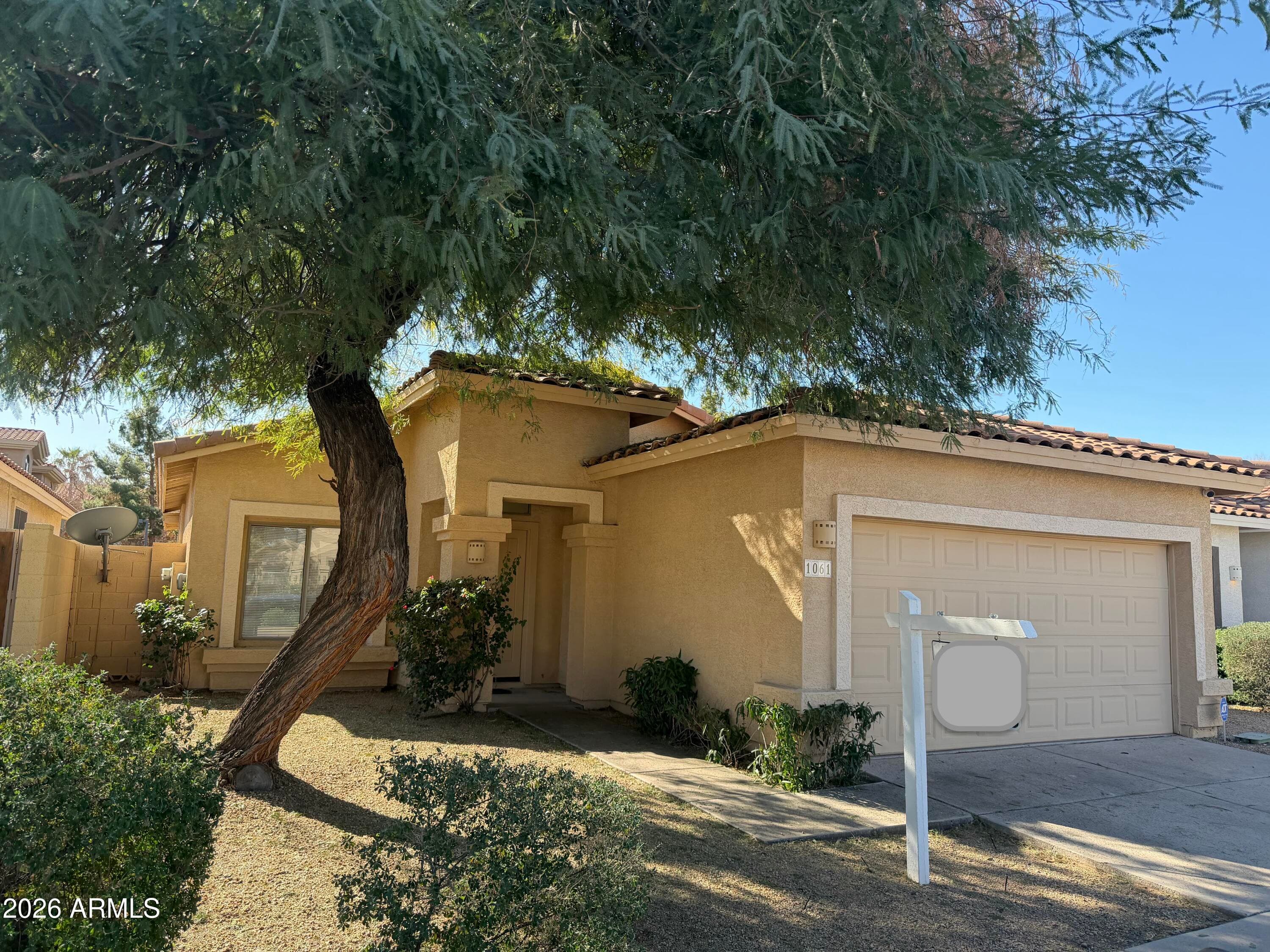 1061 E Susan Ln — photo 1