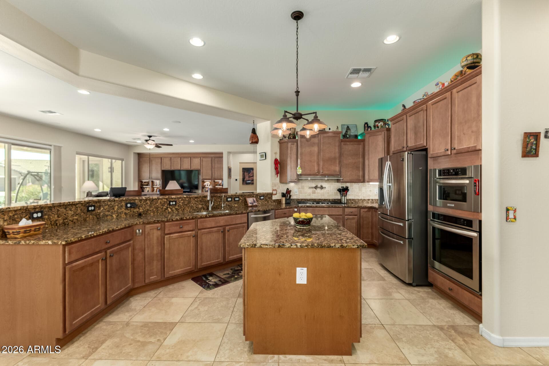 3525 N HUDSON DR - Photo 5