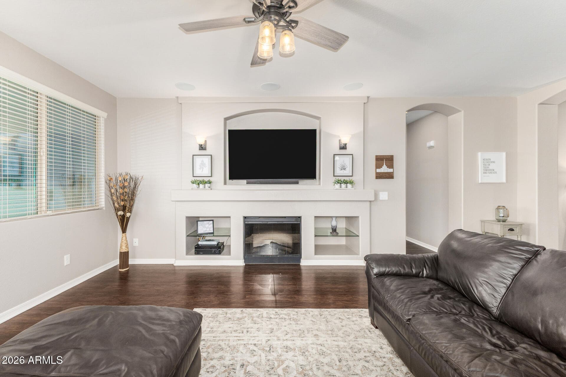 154 W Hackberry Ave — photo 2