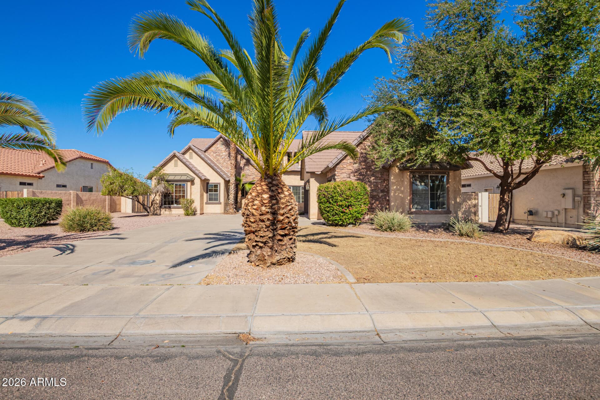 12746 W Colter St — photo 1
