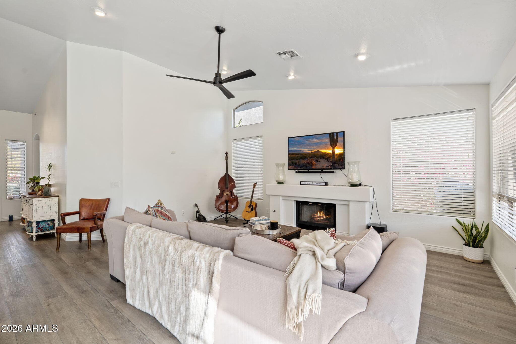 6419 E Paradise Ln — photo 2