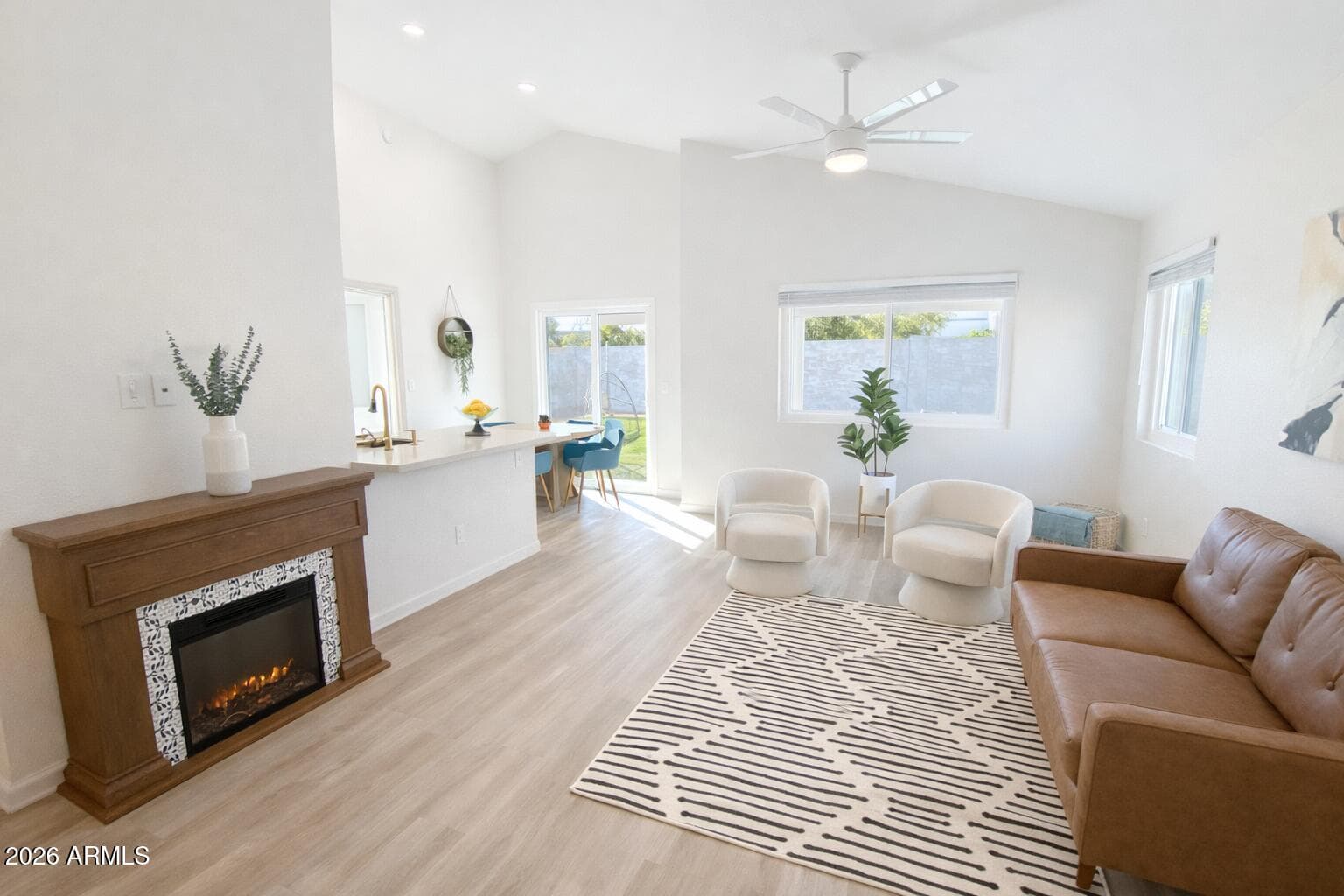 324 S Laveen Dr — photo 2