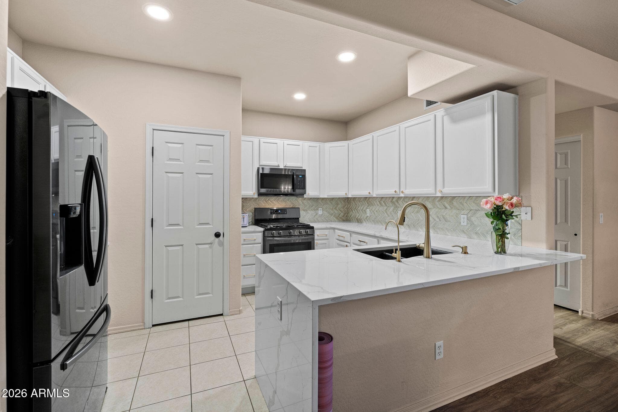 1138 HUGHES ST - Photo 2