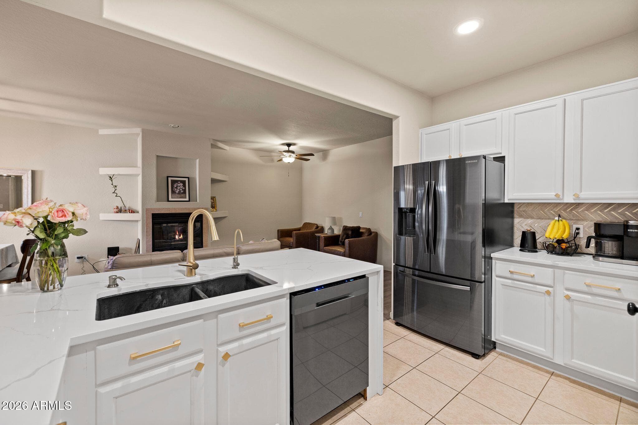 1138 HUGHES ST - Photo 3