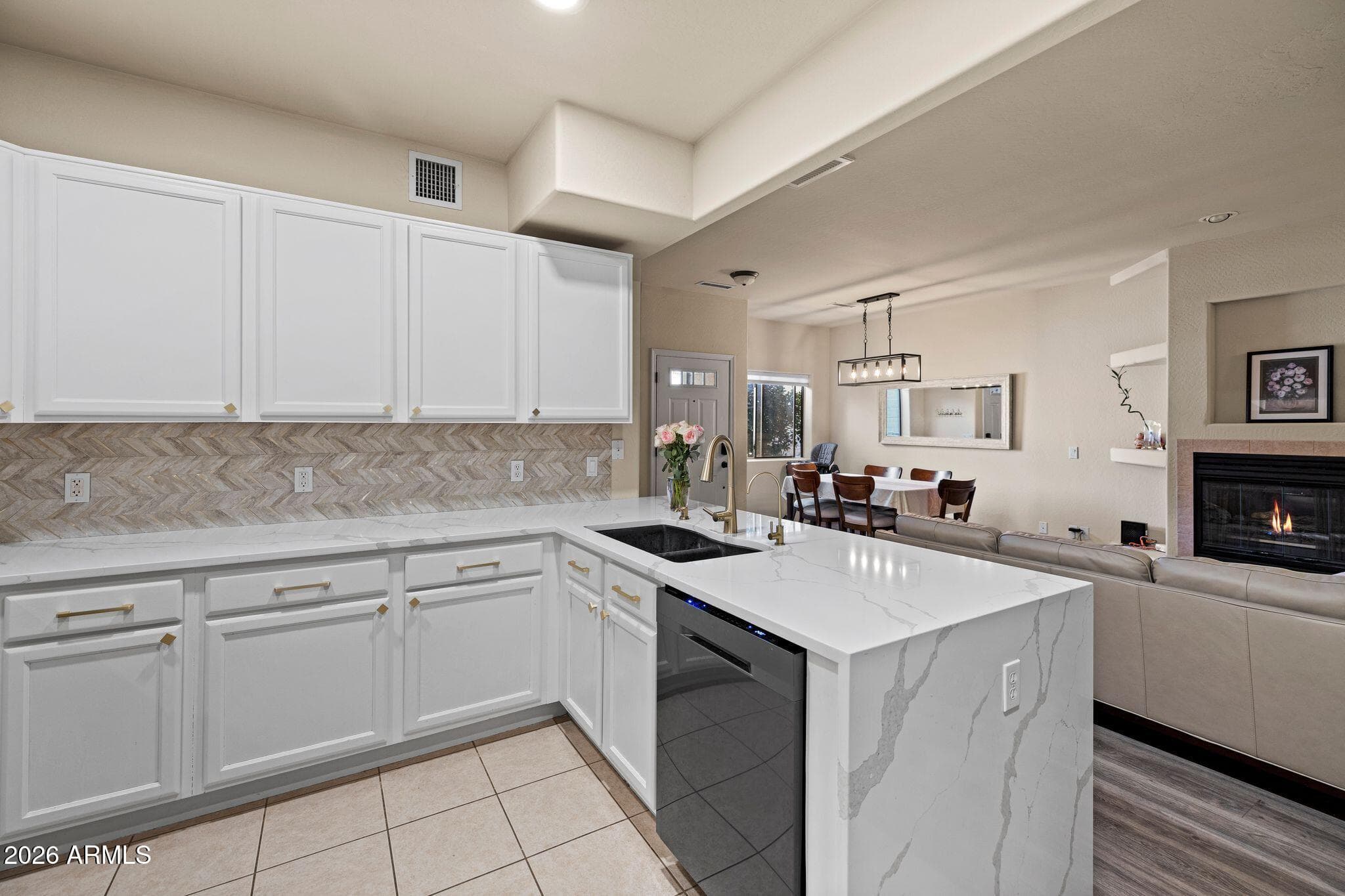 1138 HUGHES ST - Photo 4